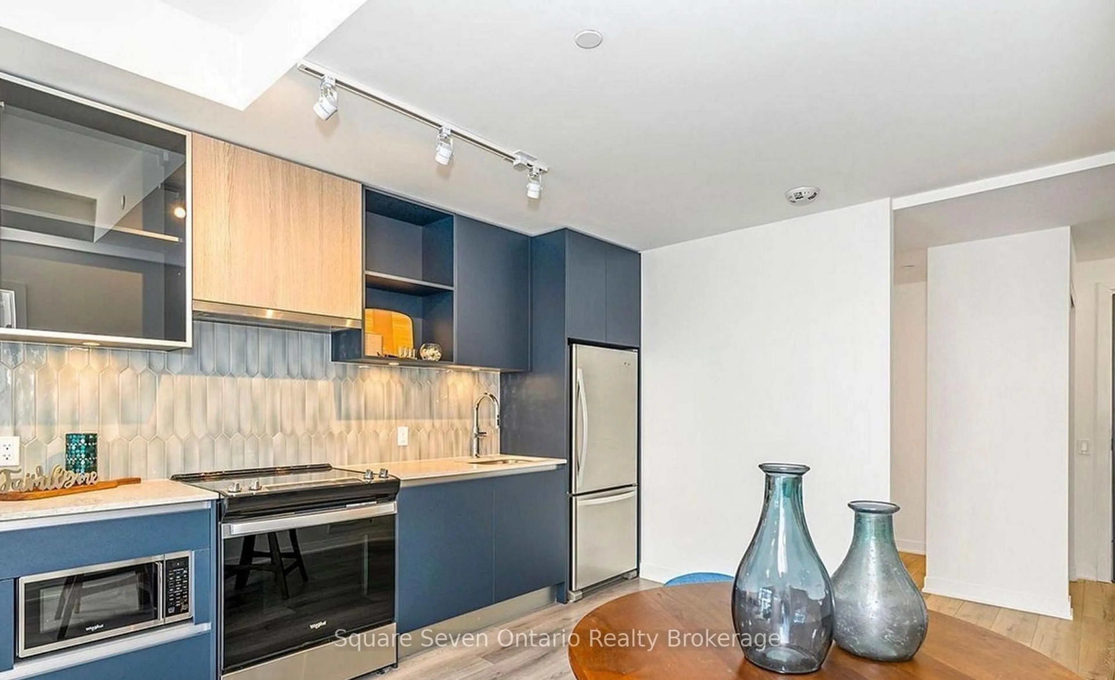Unknown for 395 Dundas St #820, Oakville Ontario L6M 4M2