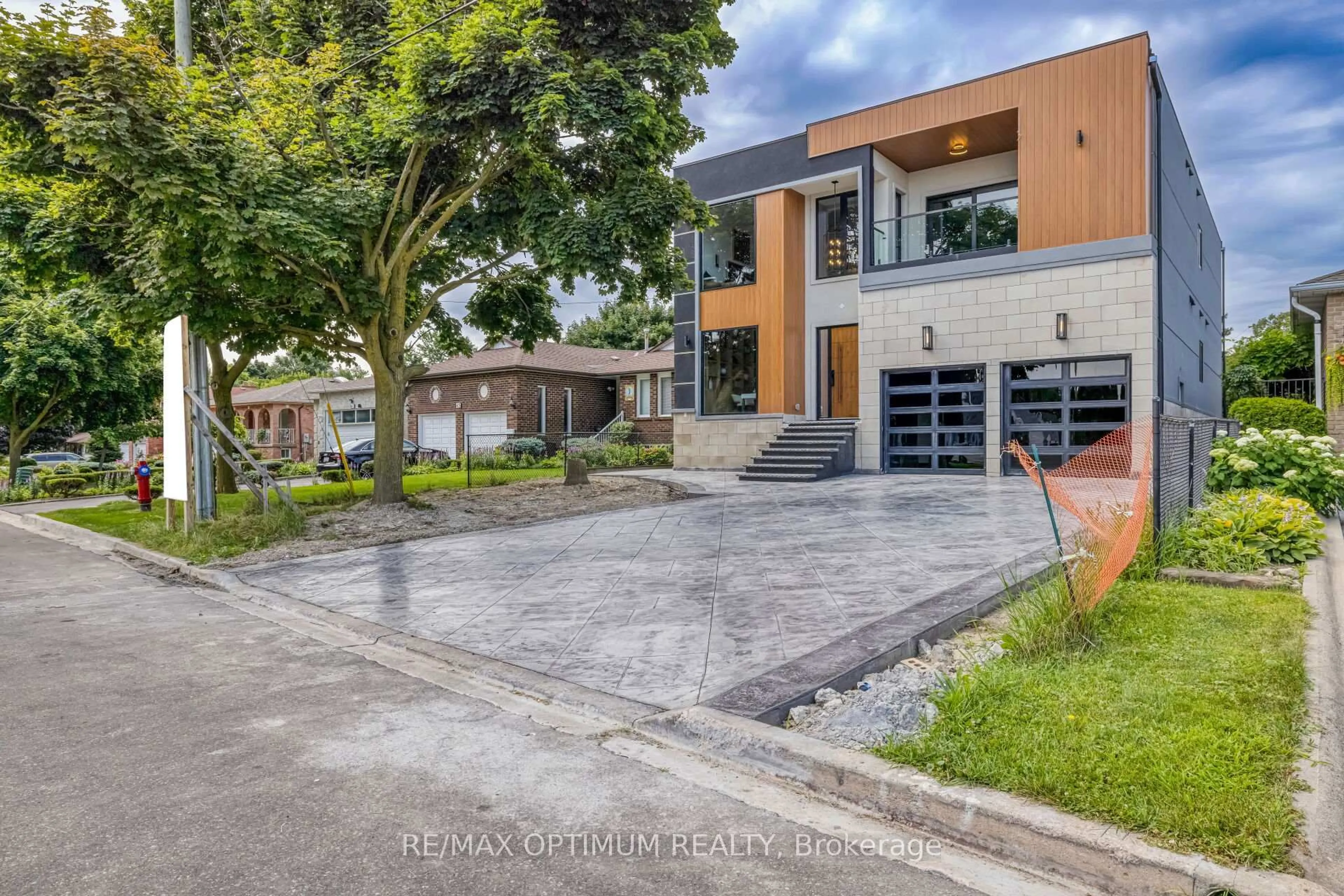 Home with brick exterior material, street for 47 Moore St, Brampton Ontario L6X 1V2