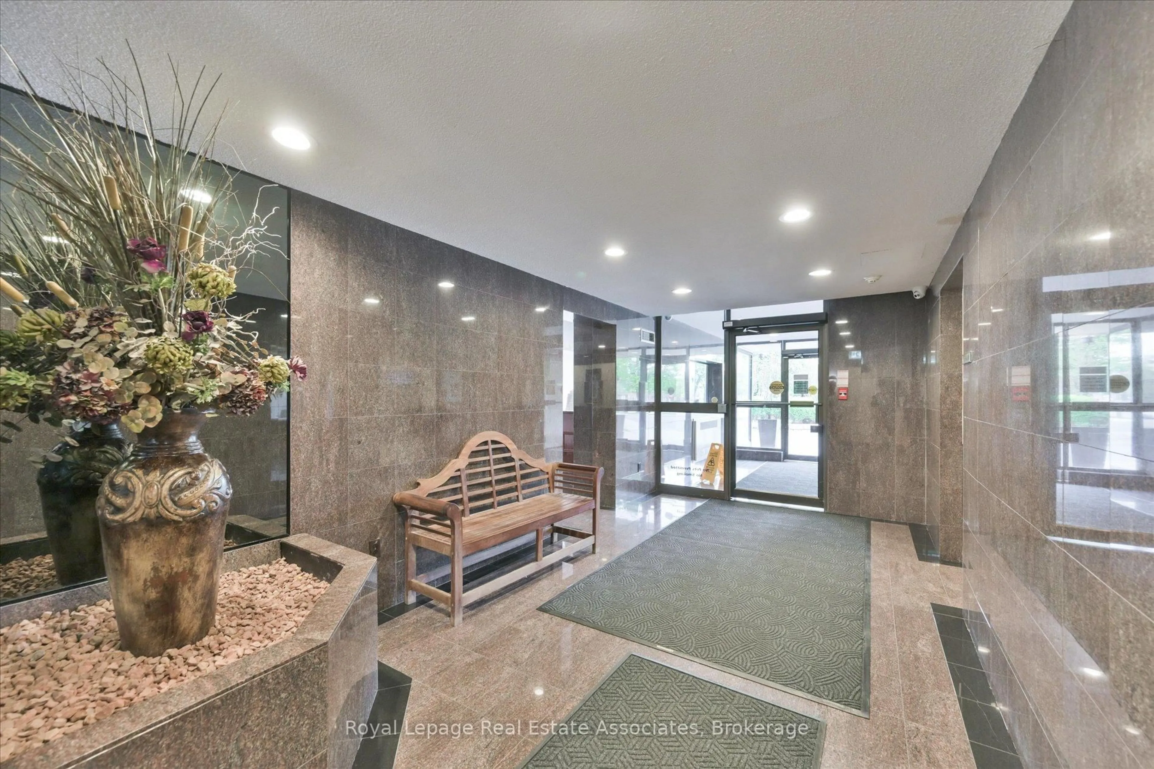 Indoor foyer for 10 Malta Ave #1209, Brampton Ontario L6Y 4G6