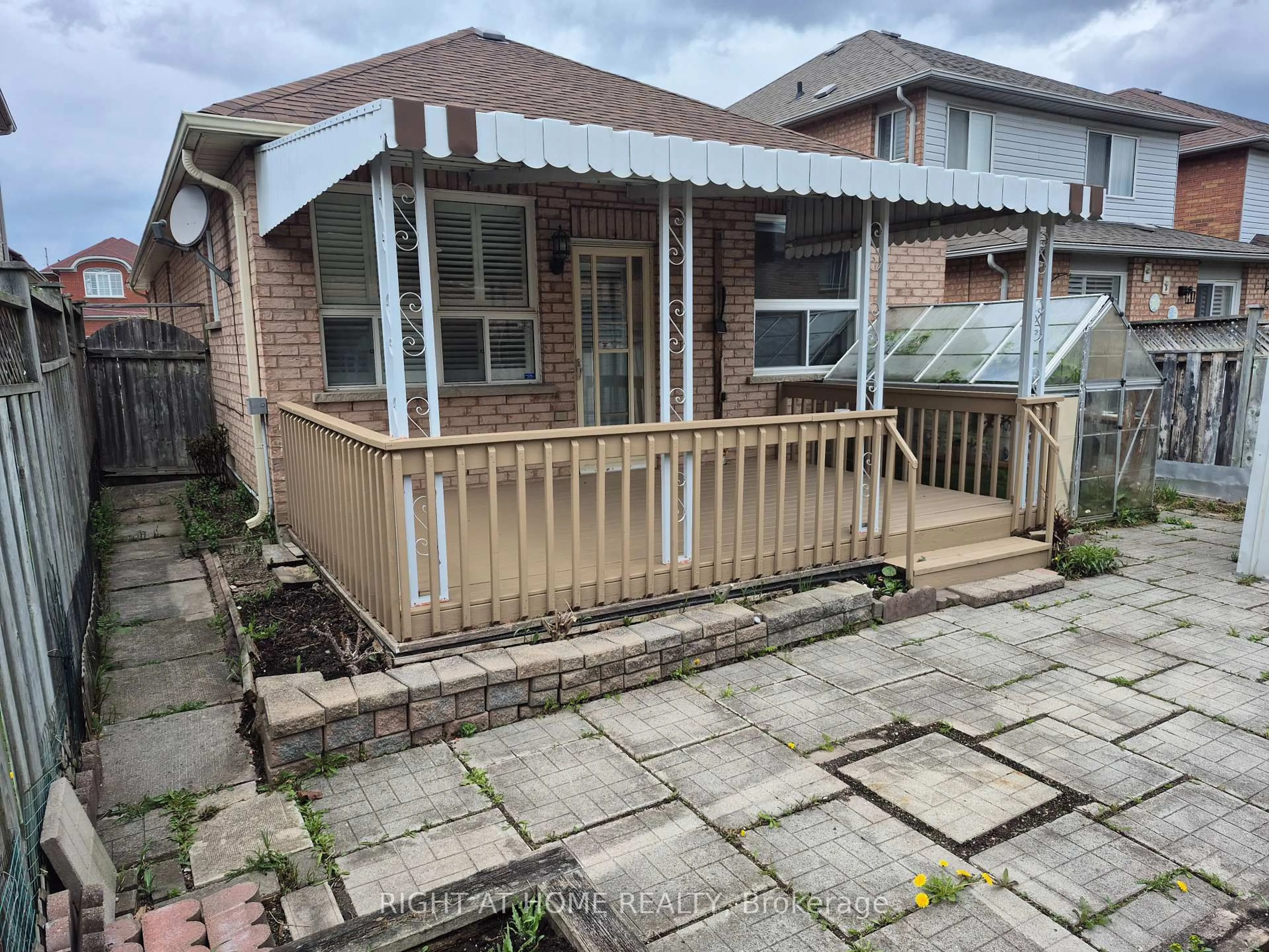 A pic from outside/outdoor area/front of a property/back of a property/a pic from drone, street for 41 Olympia Cres, Brampton Ontario L6X 4W2