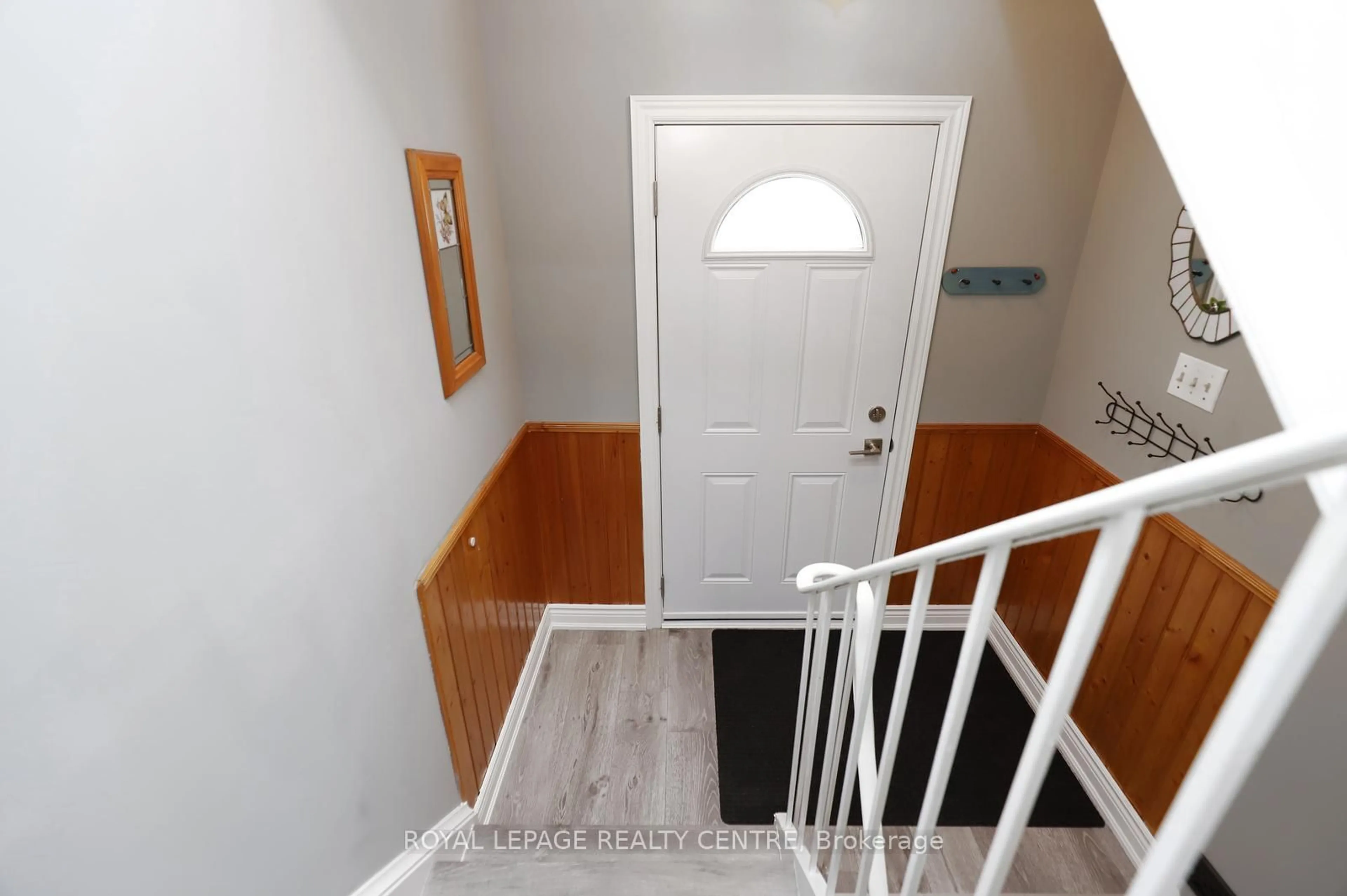 Indoor entryway for 7340 Copenhagen Rd #35, Mississauga Ontario L5N 2S5