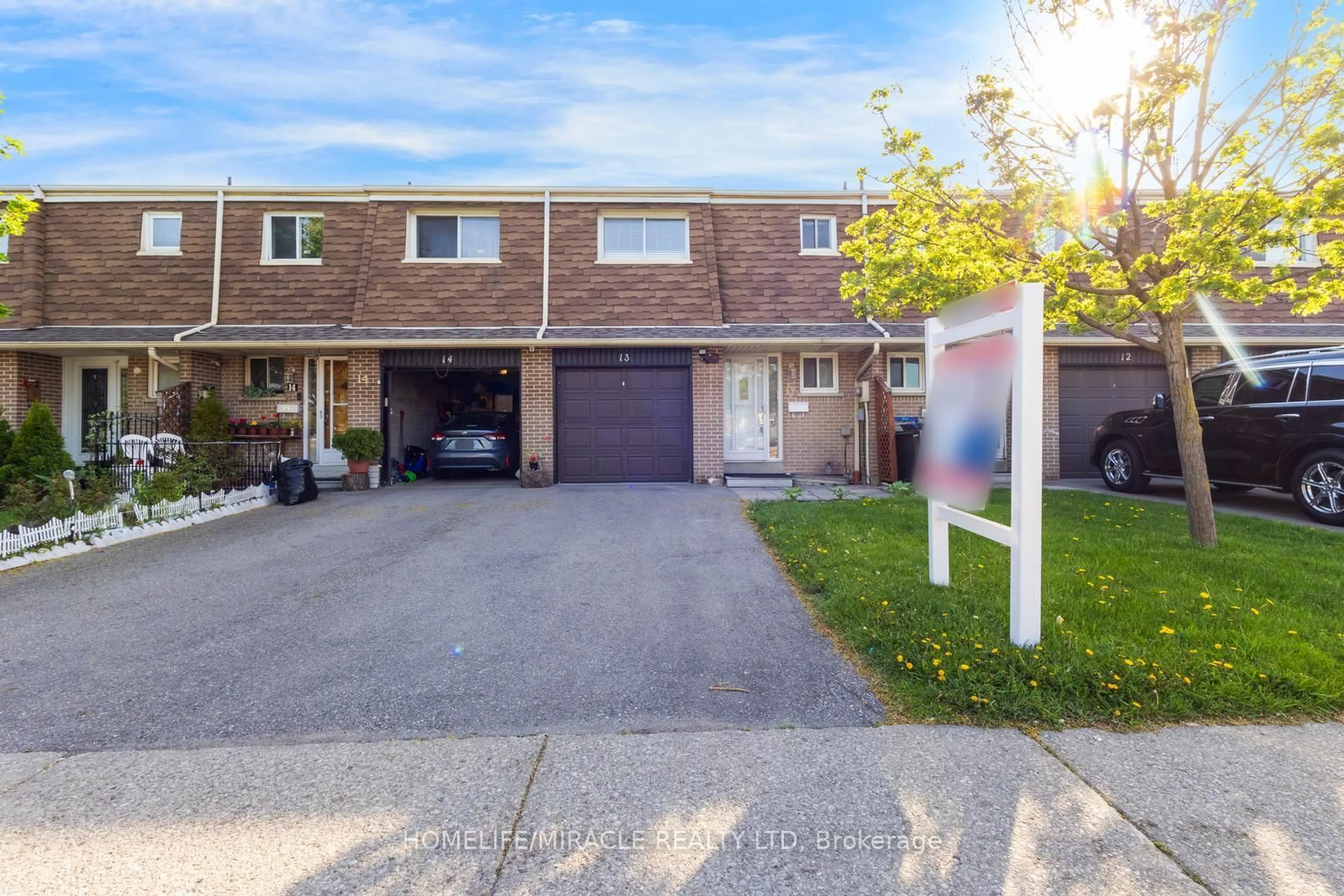 Unknown for 7450 Darcel Ave #13, Mississauga Ontario L4T 2X7