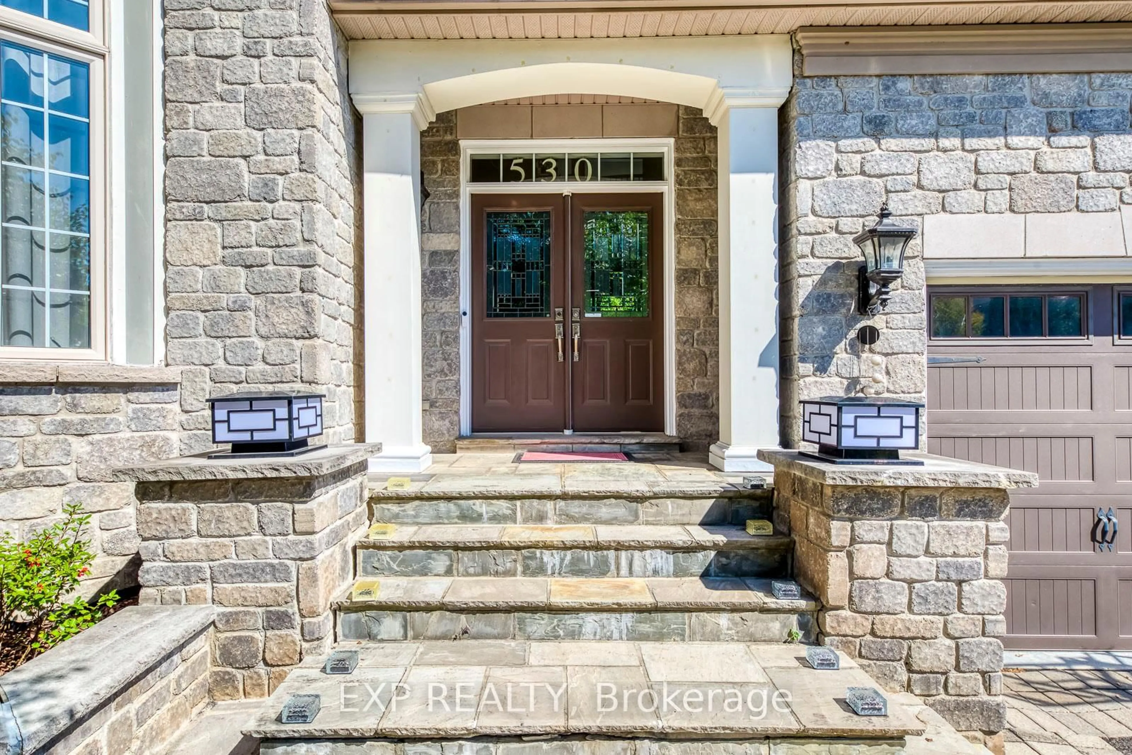 Indoor entryway for 530 Golfview Crt, Oakville Ontario L6M 4W6