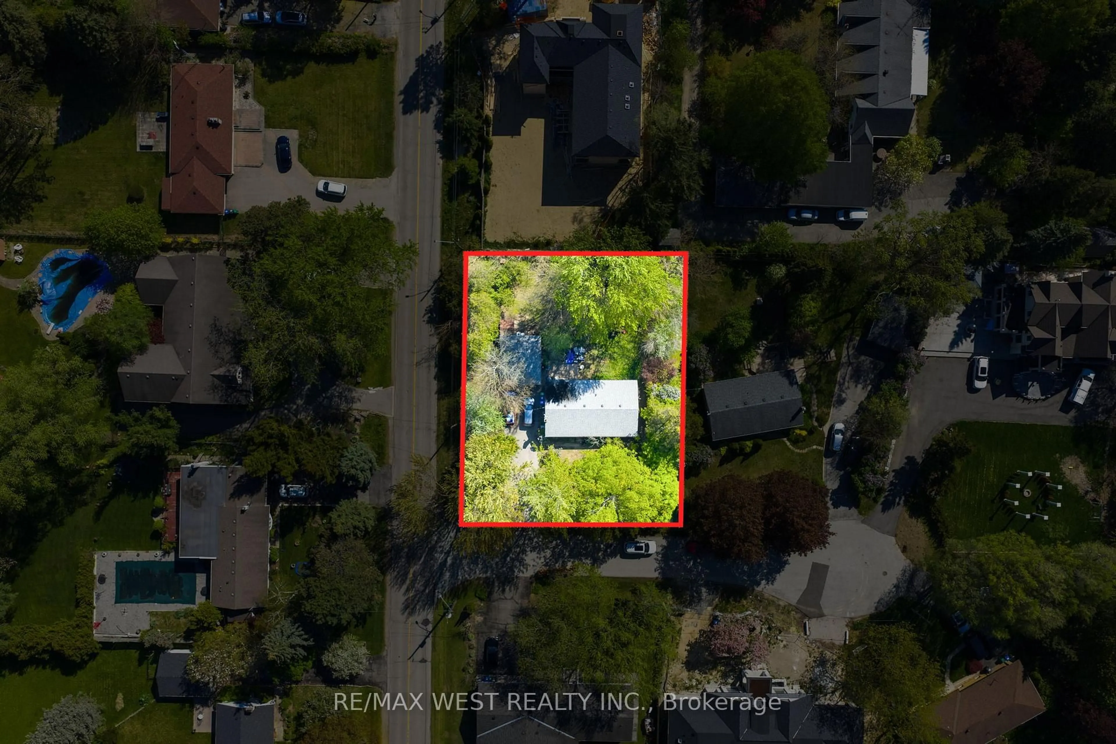 A pic from outside/outdoor area/front of a property/back of a property/a pic from drone, street for 1610 Magenta Crt, Mississauga Ontario L5G 3A7