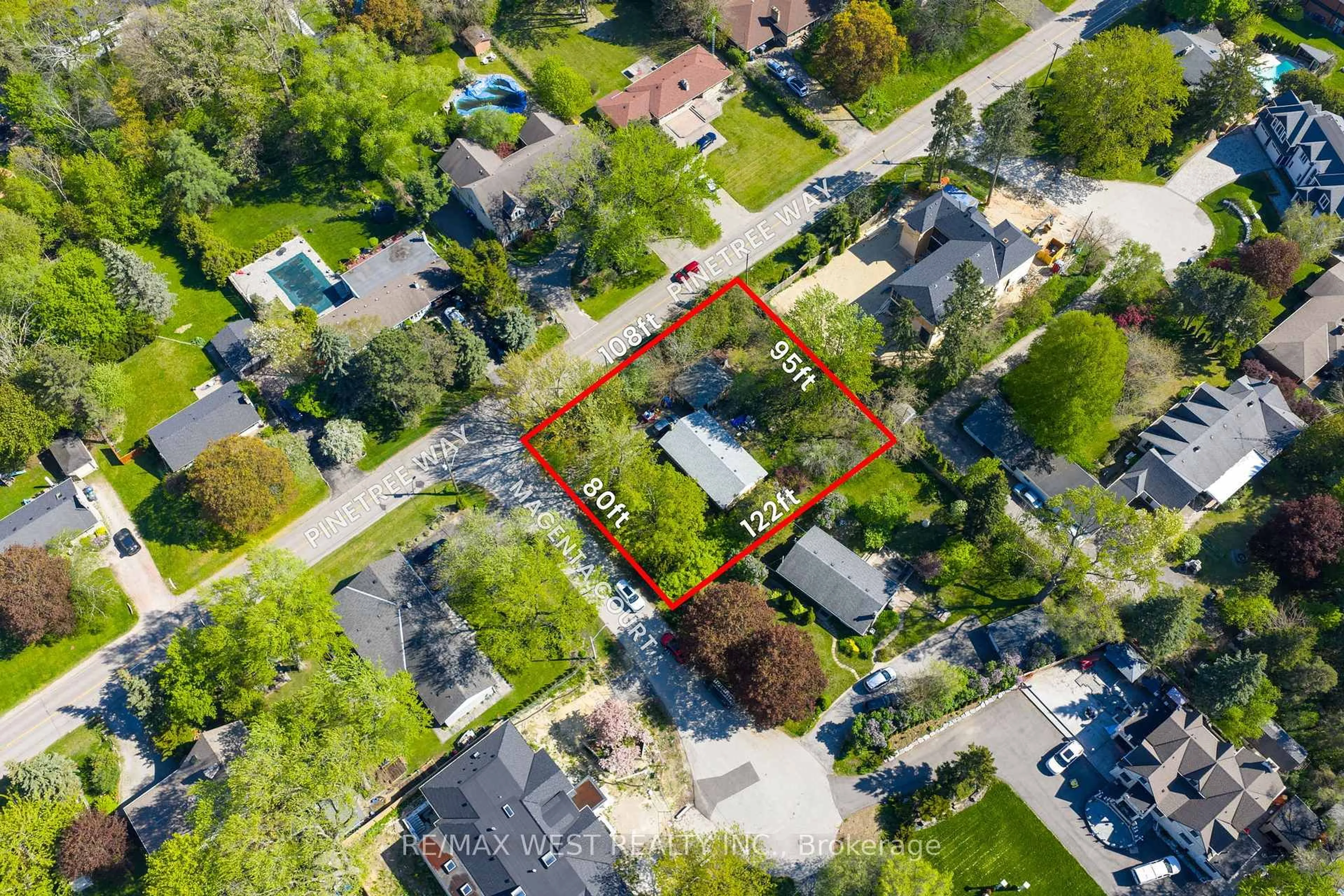 A pic from outside/outdoor area/front of a property/back of a property/a pic from drone, street for 1610 Magenta Crt, Mississauga Ontario L5G 3A7
