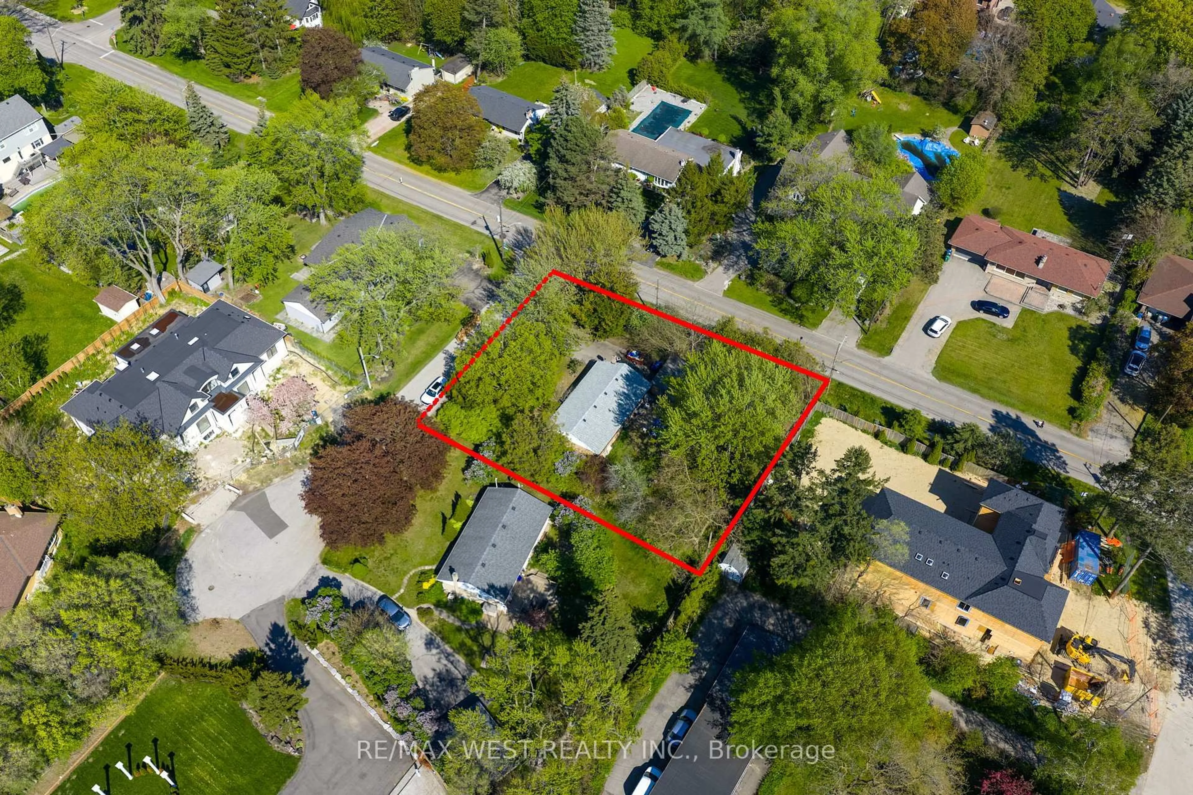 A pic from outside/outdoor area/front of a property/back of a property/a pic from drone, street for 1610 Magenta Crt, Mississauga Ontario L5G 3A7