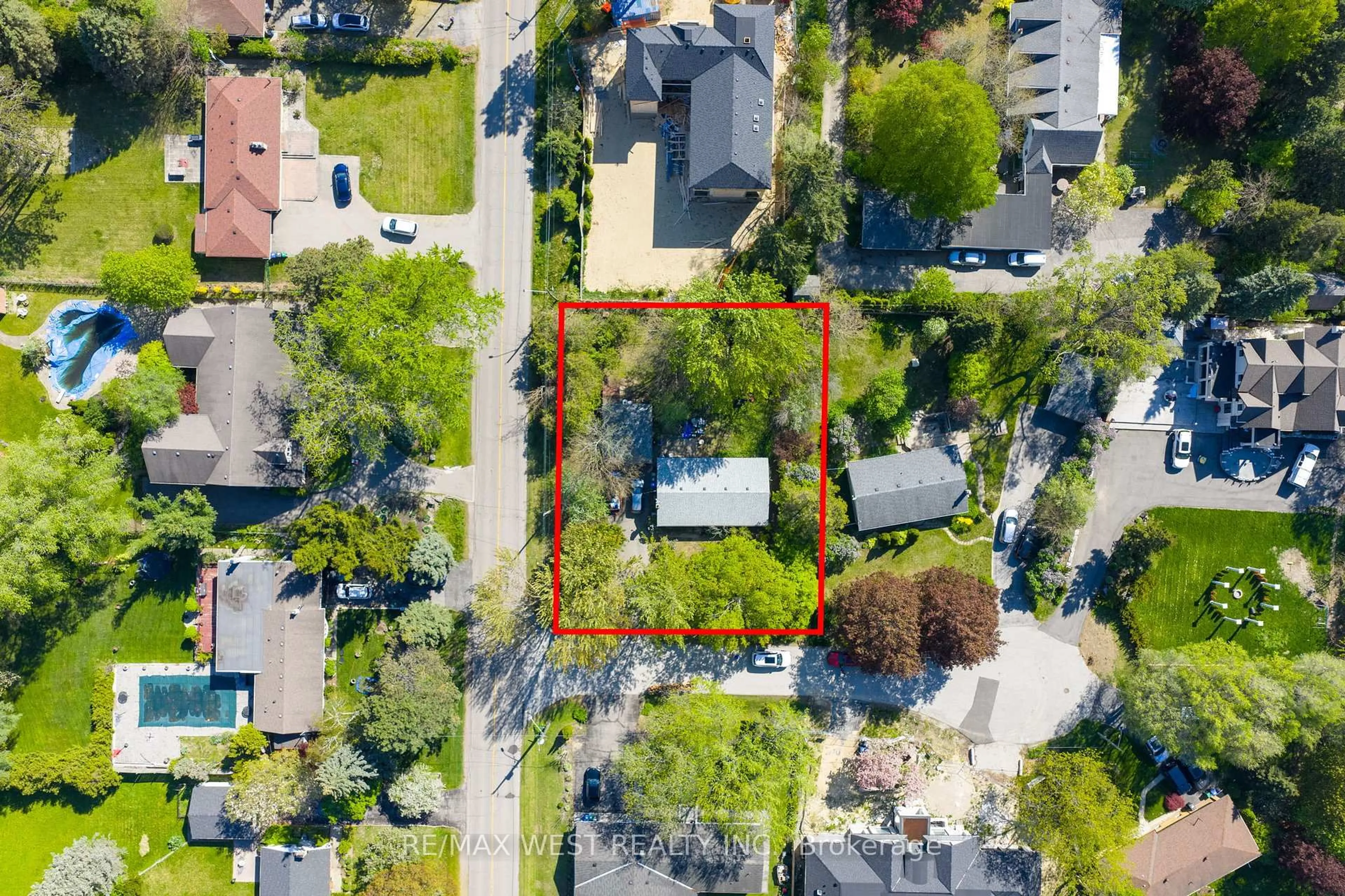 A pic from outside/outdoor area/front of a property/back of a property/a pic from drone, street for 1610 Magenta Crt, Mississauga Ontario L5G 3A7