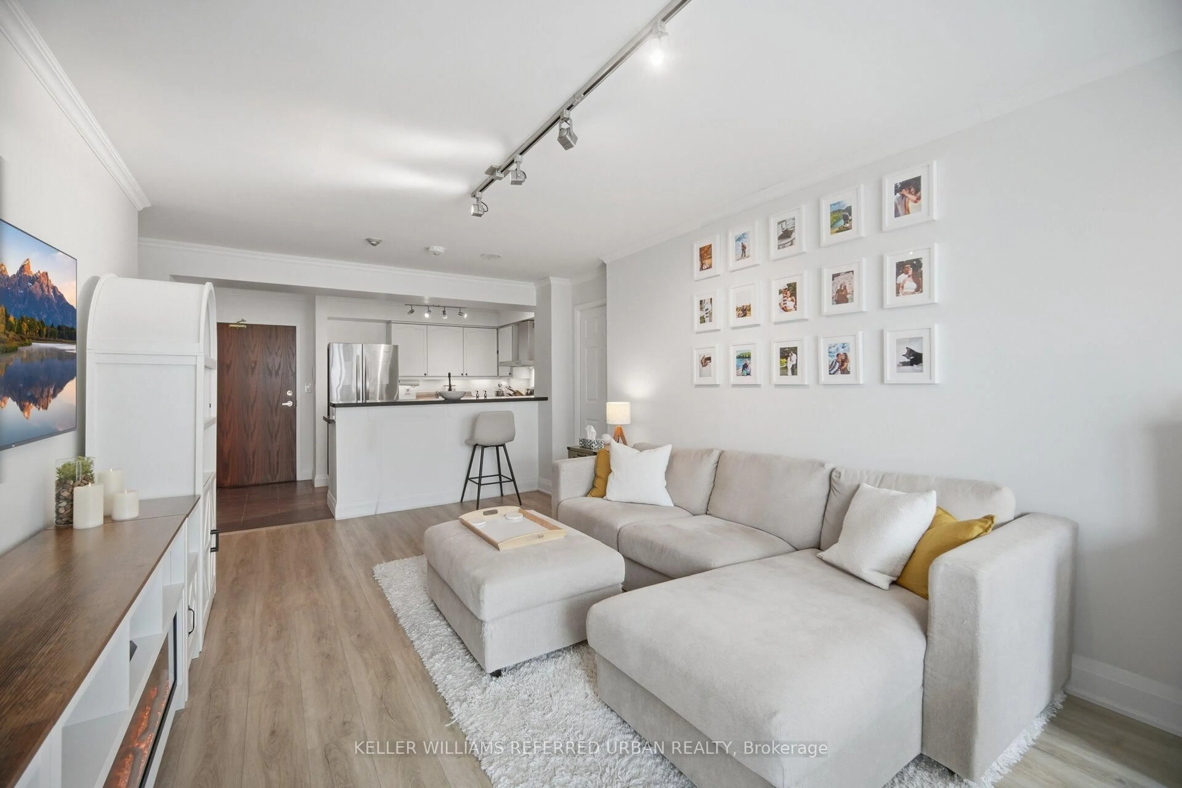 Living room with furniture, unknown for 190 Manitoba St #707, Toronto Ontario M8Y 3Y8