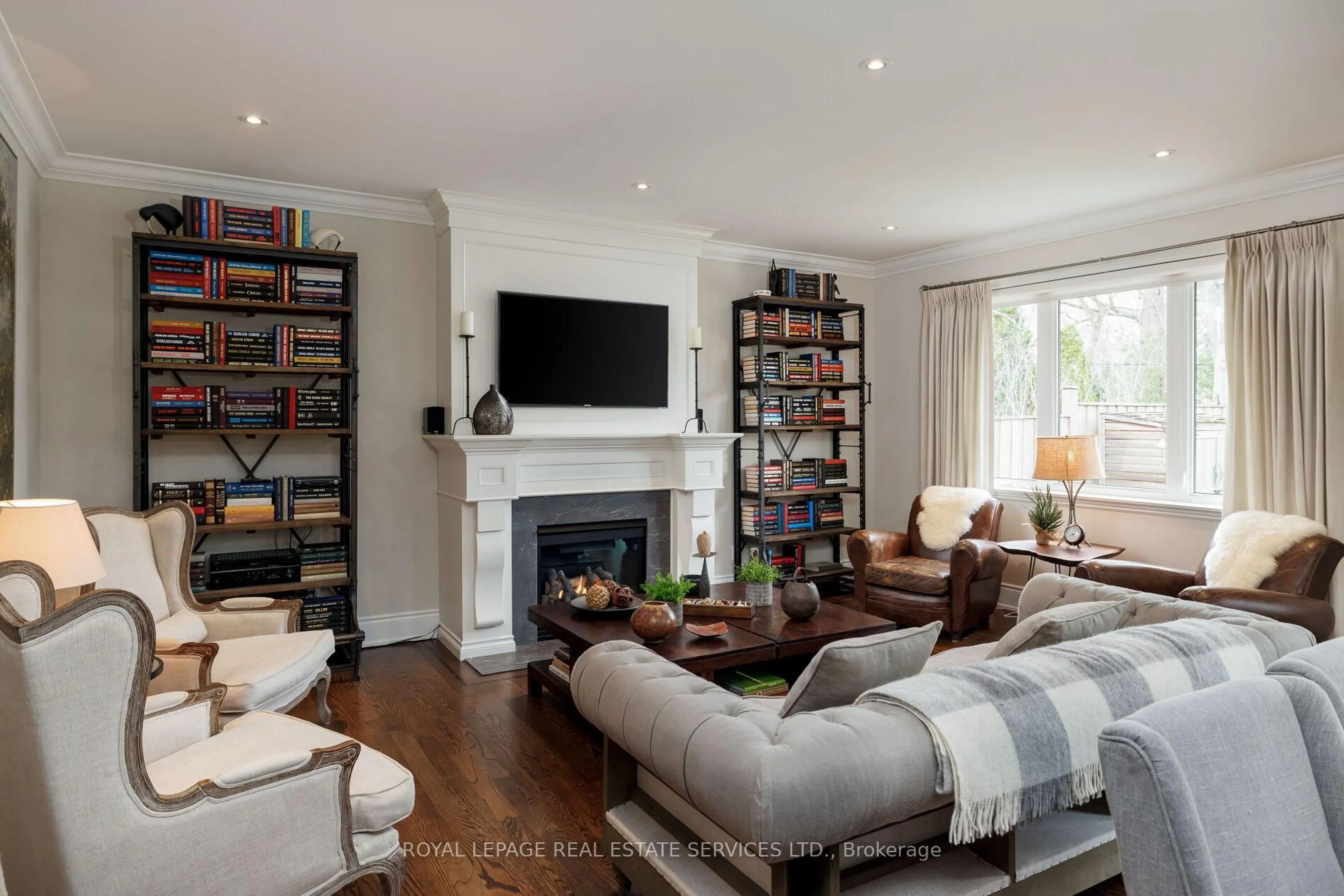 Living room with furniture, wood/laminate floor for 23 Glenmanor Dr, Oakville Ontario L6K 2B3