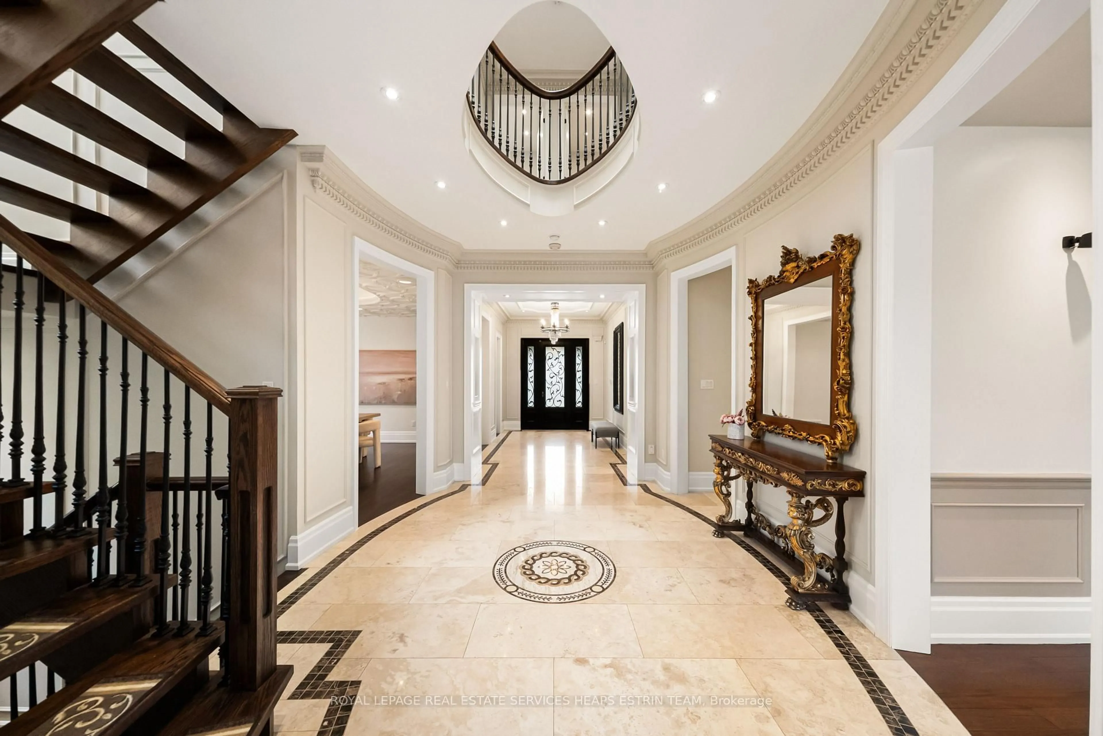 Indoor foyer for 2 Braecrest Ave, Toronto Ontario M9P 1Z4