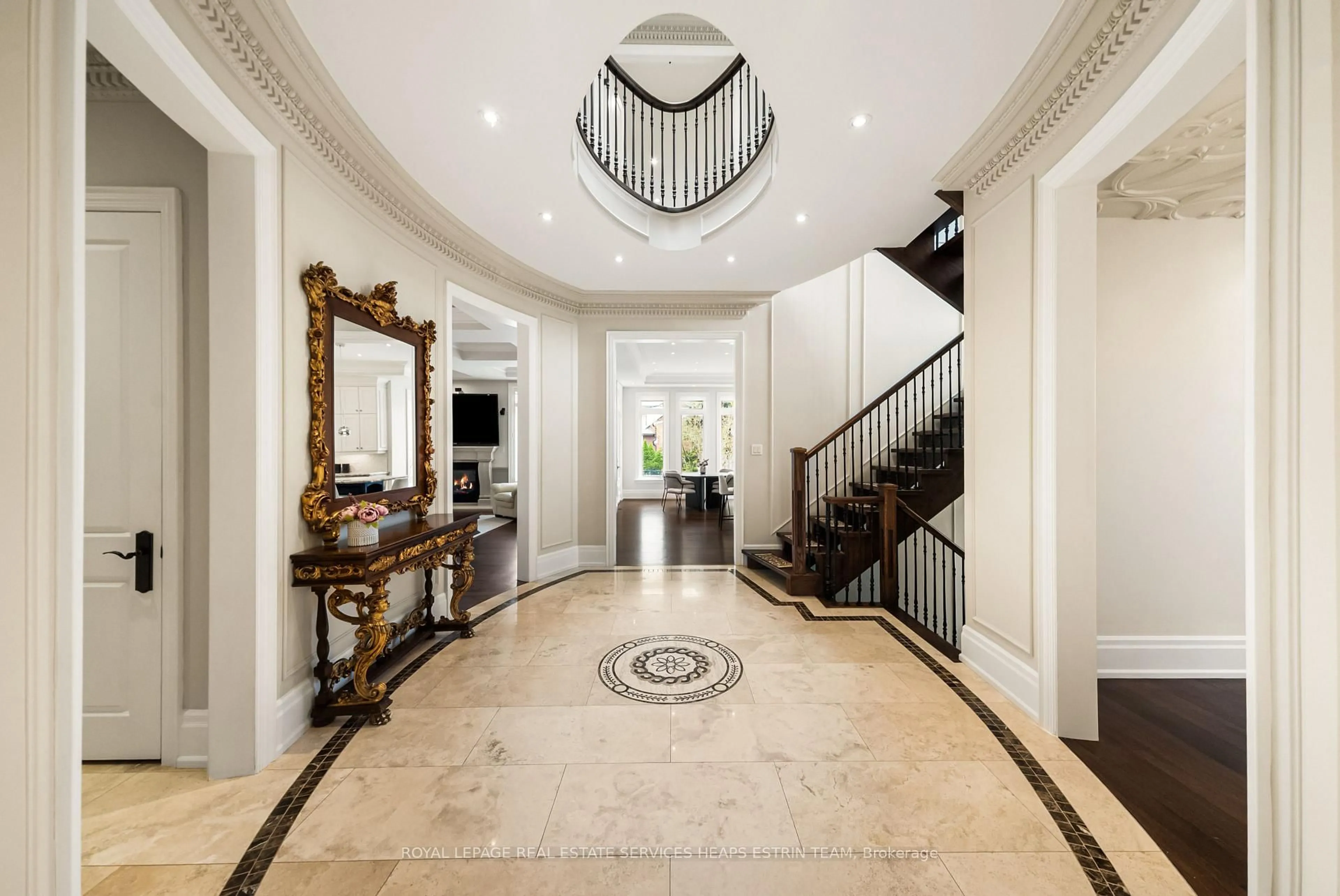 Indoor foyer for 2 Braecrest Ave, Toronto Ontario M9P 1Z4
