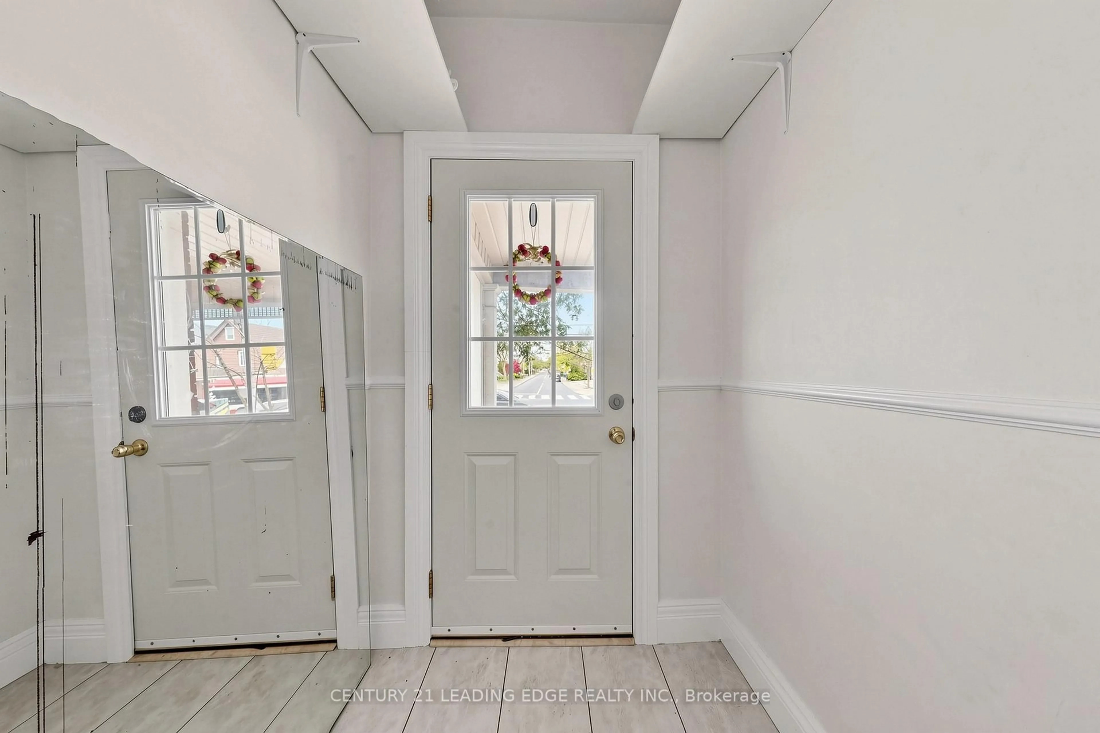 Indoor entryway for 1132 Dufferin St, Toronto Ontario M6H 4B6