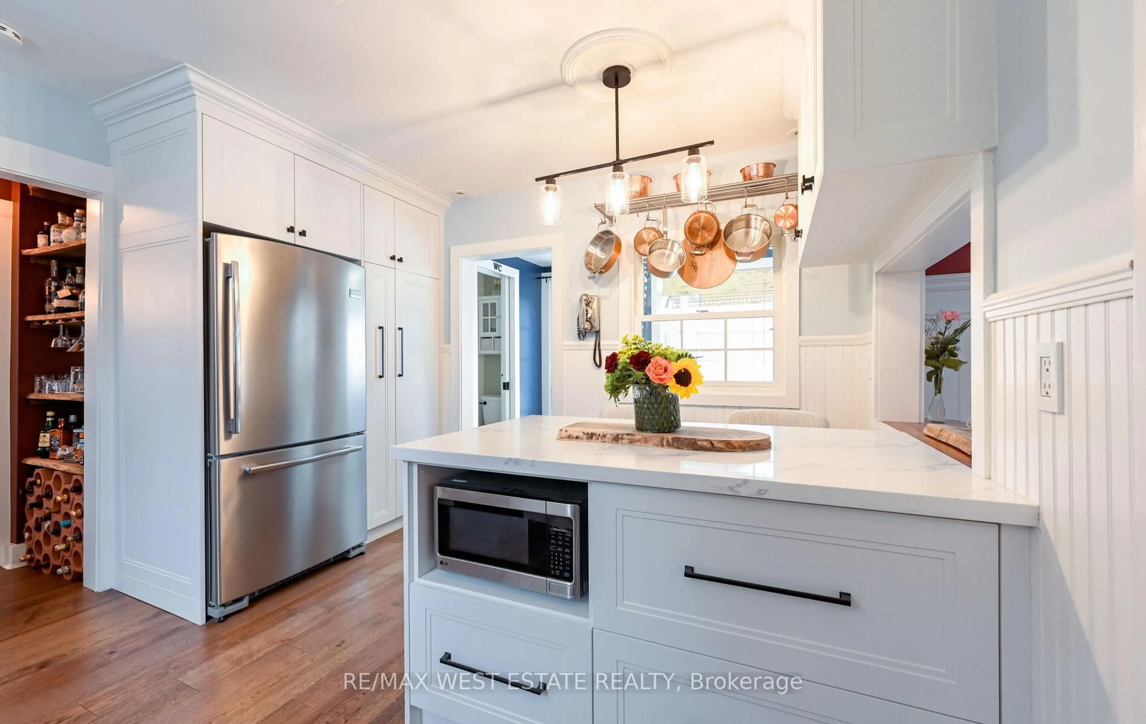 Open concept kitchen, ceramic/tile floor for 122 King St, Caledon Ontario L7E 3G2