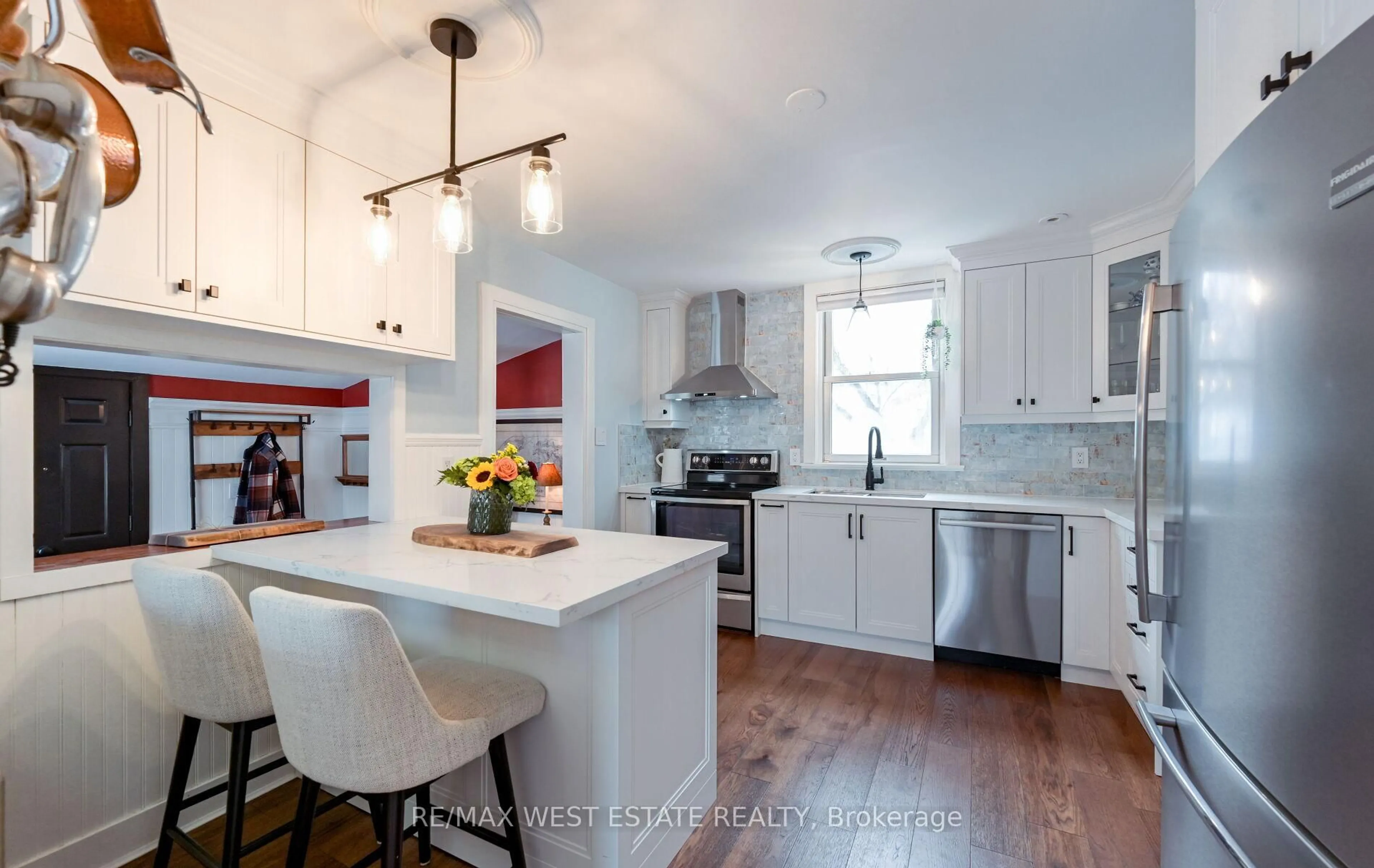 Open concept kitchen, unknown for 122 King St, Caledon Ontario L7E 3G2