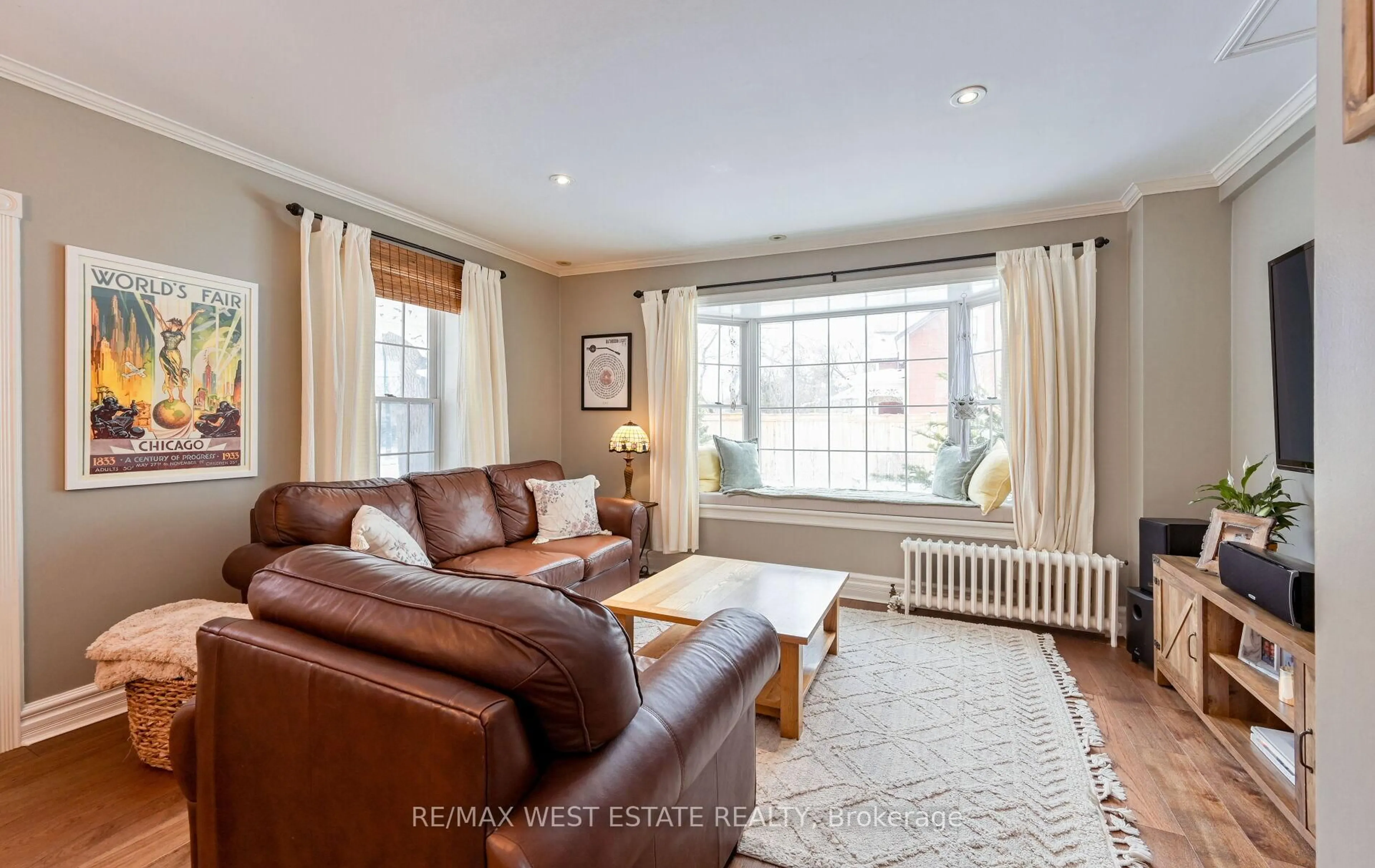 Living room with furniture, unknown for 122 King St, Caledon Ontario L7E 3G2