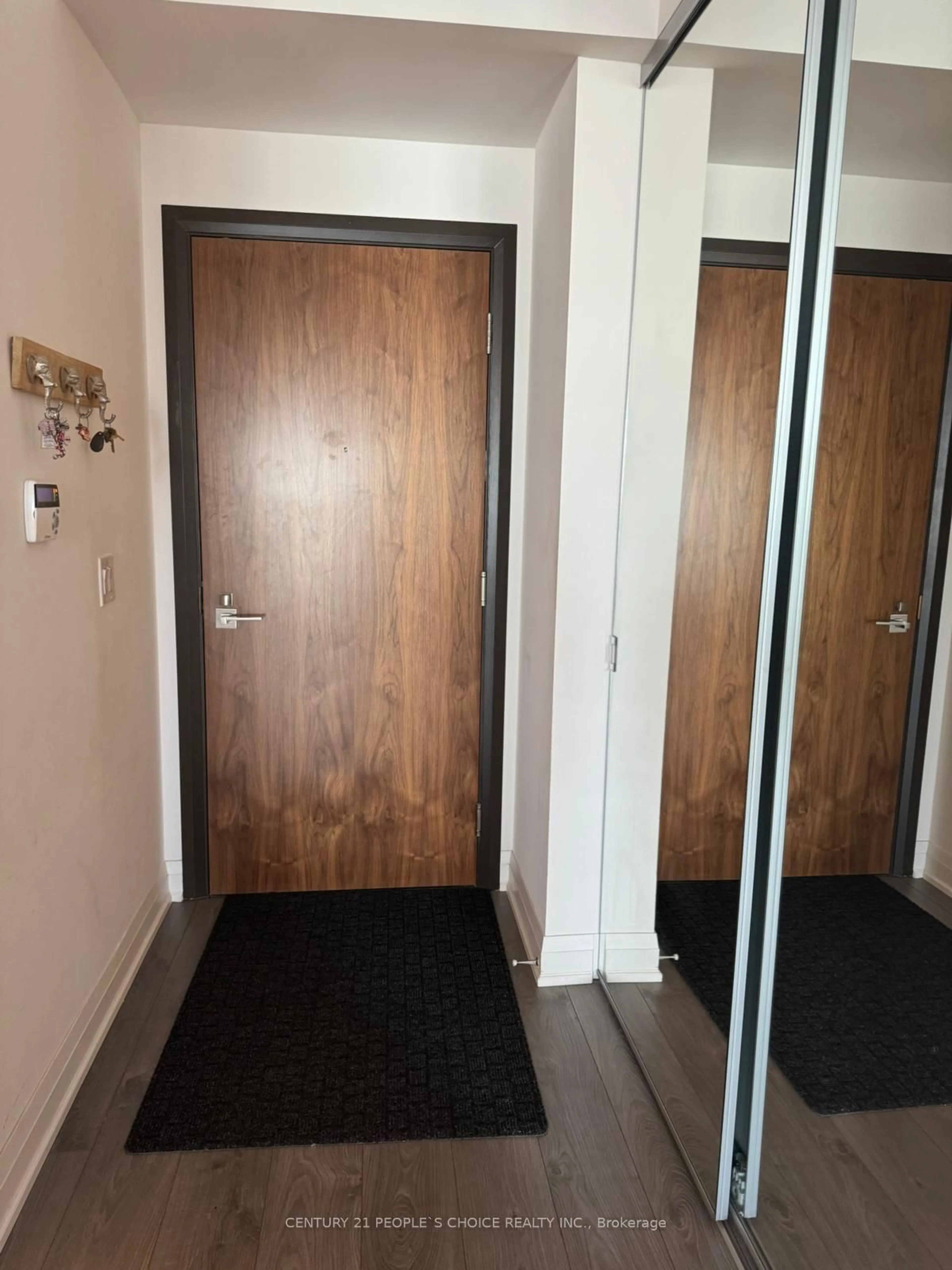 Indoor foyer for 36 Park Lawn Rd #1206, Toronto Ontario M8Y 3H8