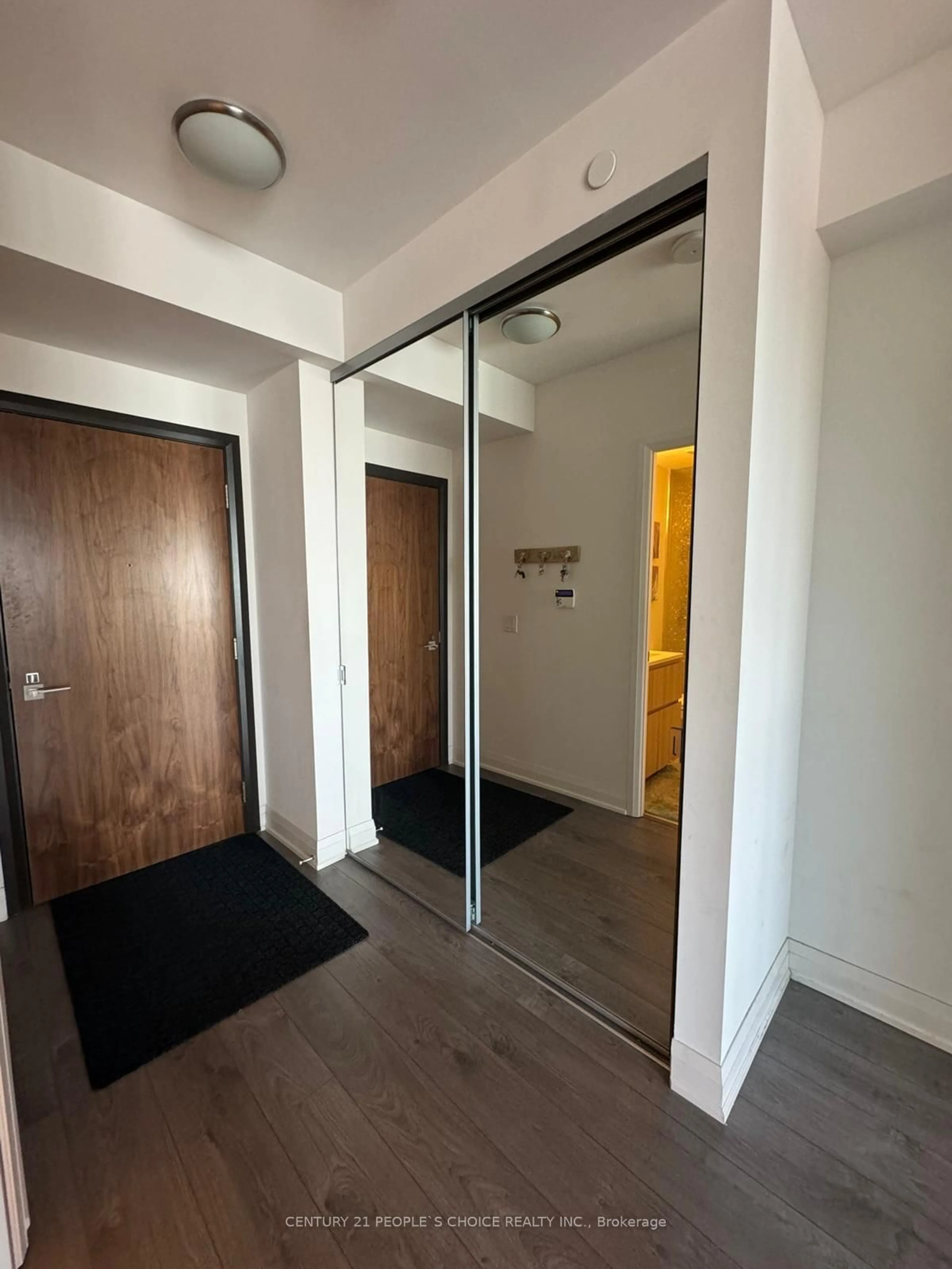 Indoor foyer for 36 Park Lawn Rd #1206, Toronto Ontario M8Y 3H8