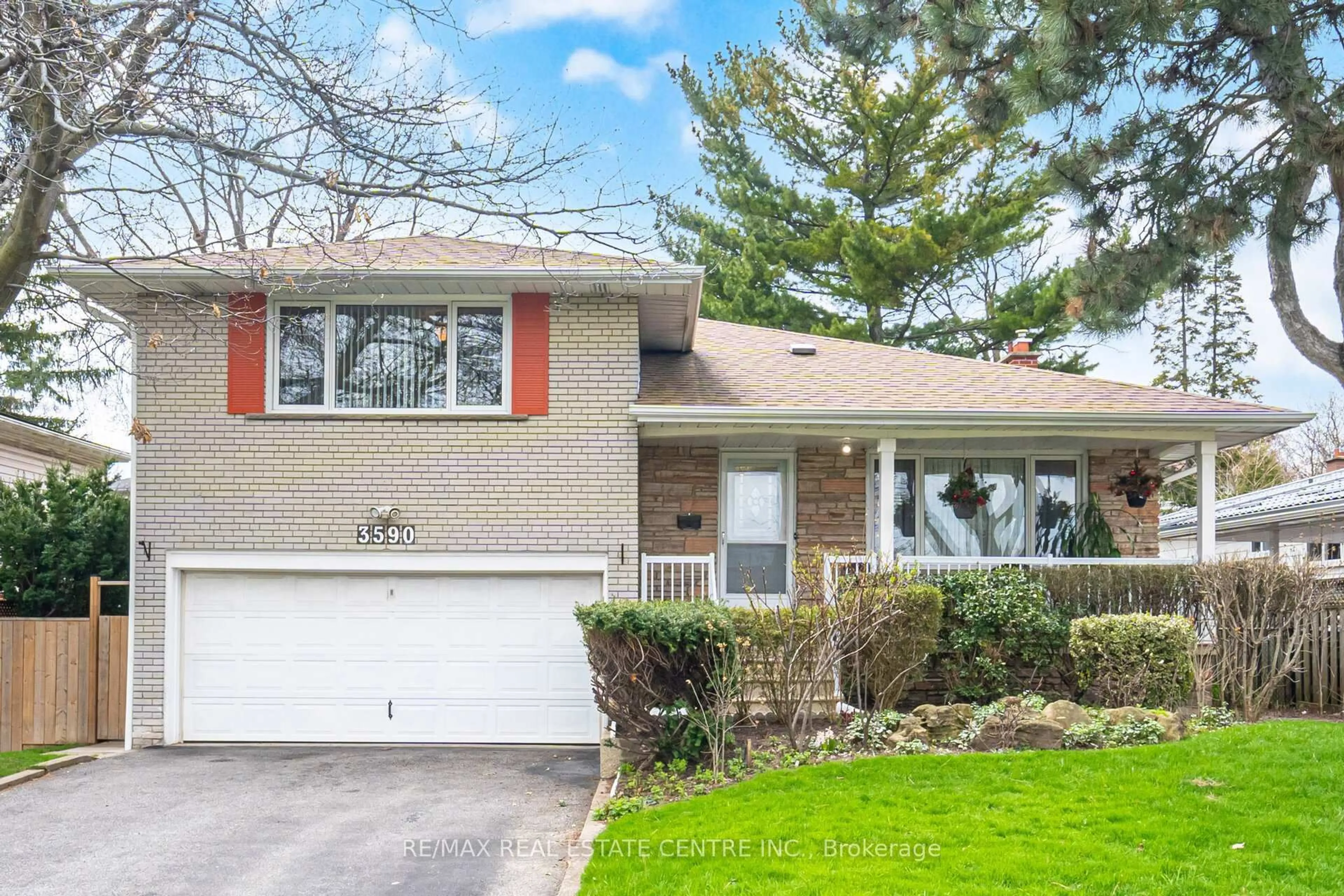 Home with vinyl exterior material, street for 3590 Fieldgate Dr, Mississauga Ontario L4X 2J7