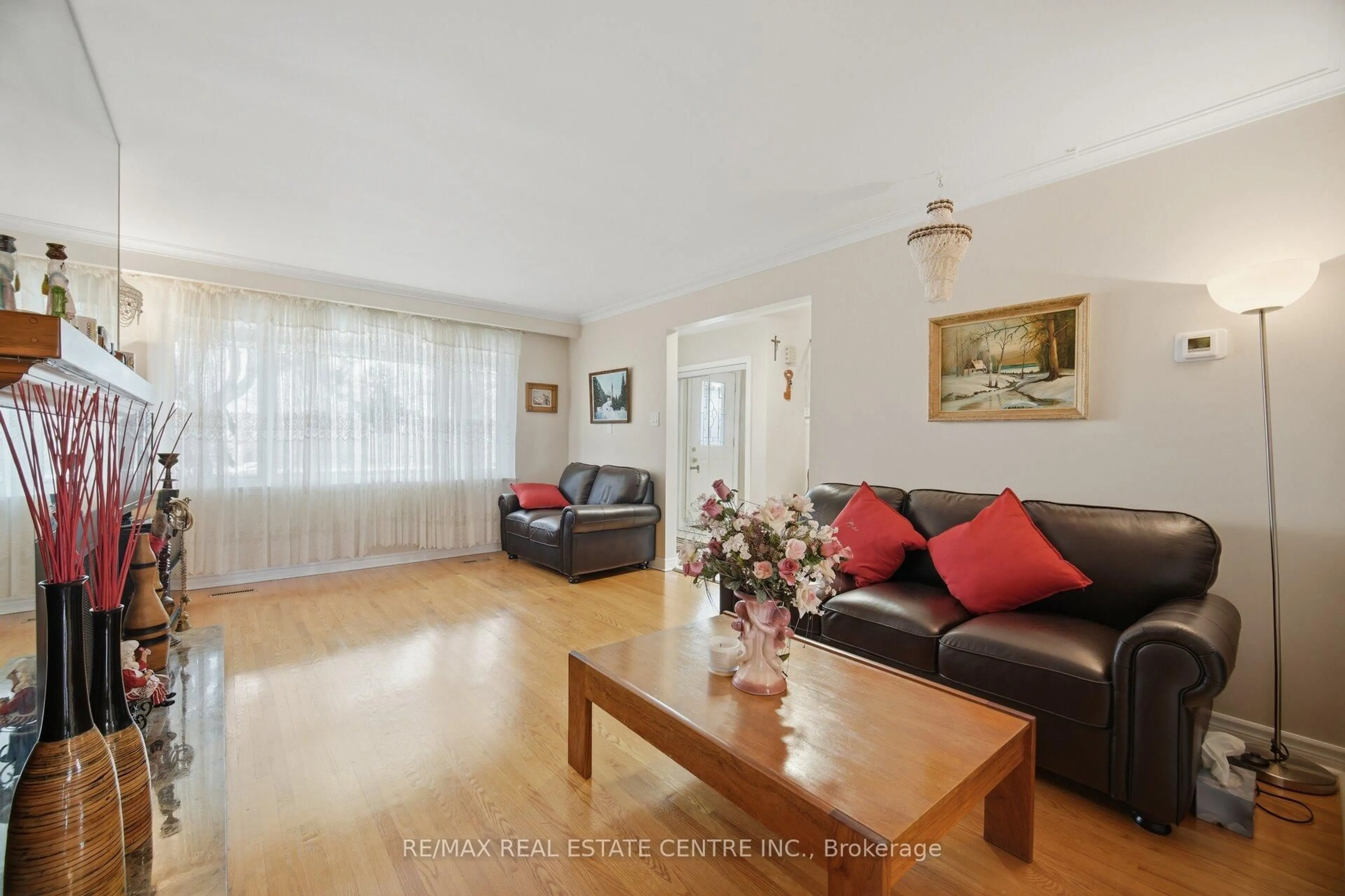 Living room with furniture, wood/laminate floor for 3590 Fieldgate Dr, Mississauga Ontario L4X 2J7
