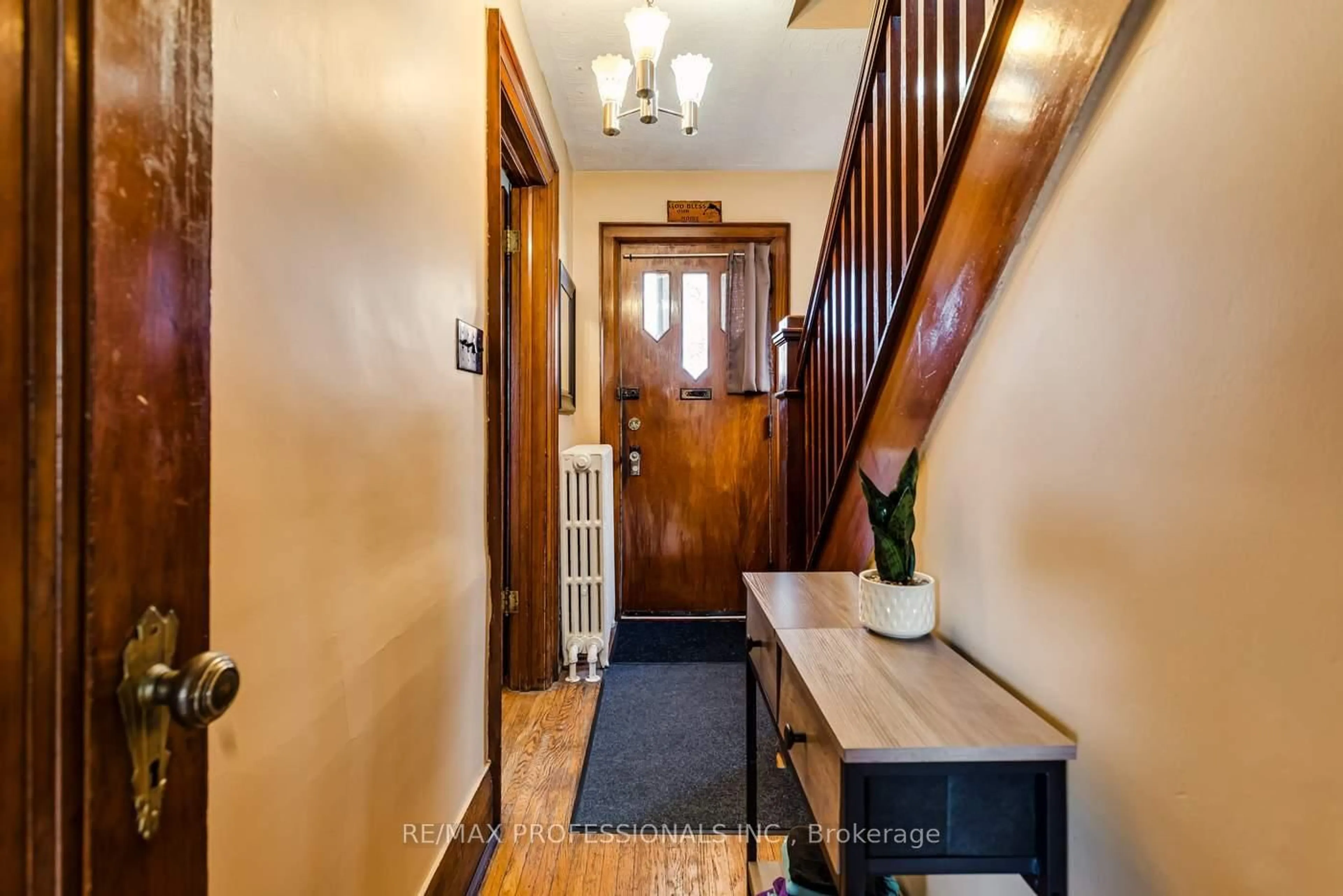 Indoor entryway for 155 Aileen Ave, Toronto Ontario M6M 1G1