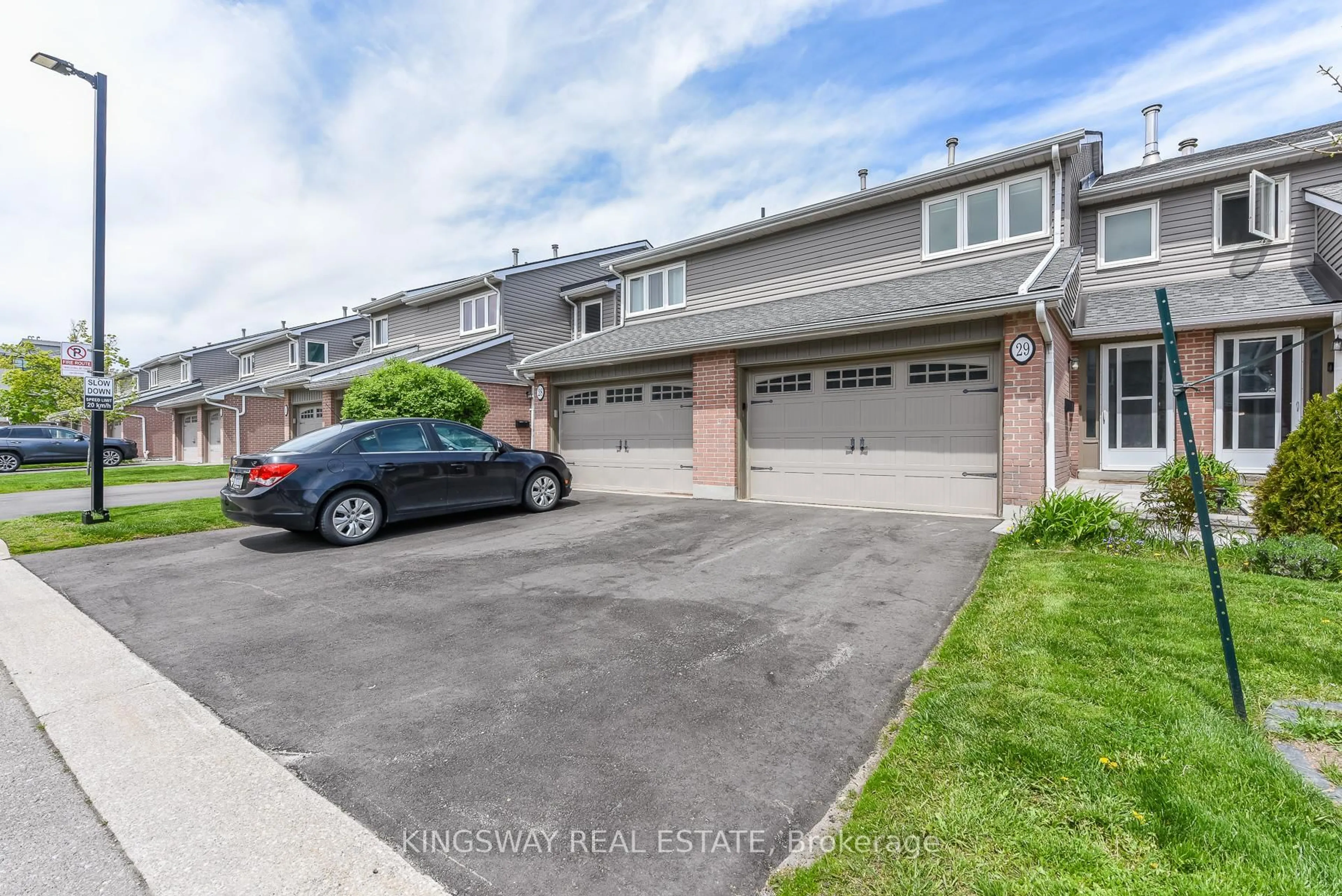 A pic from outside/outdoor area/front of a property/back of a property/a pic from drone, street for 3125 FIFTH Line #29, Mississauga Ontario L5L 3S8