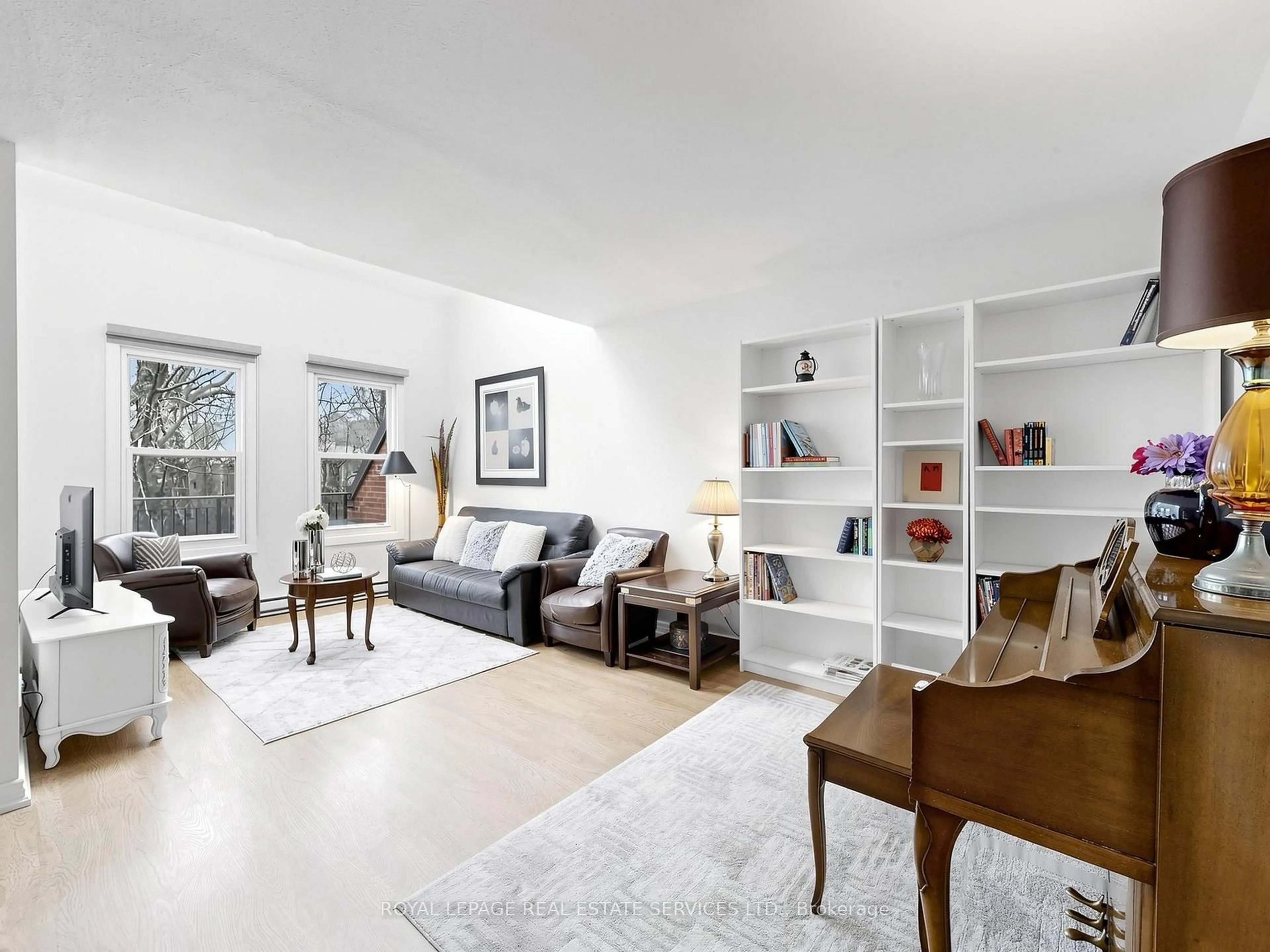 Living room with furniture, unknown for 530 Falgarwood Dr #21, Oakville Ontario L6H 1N3