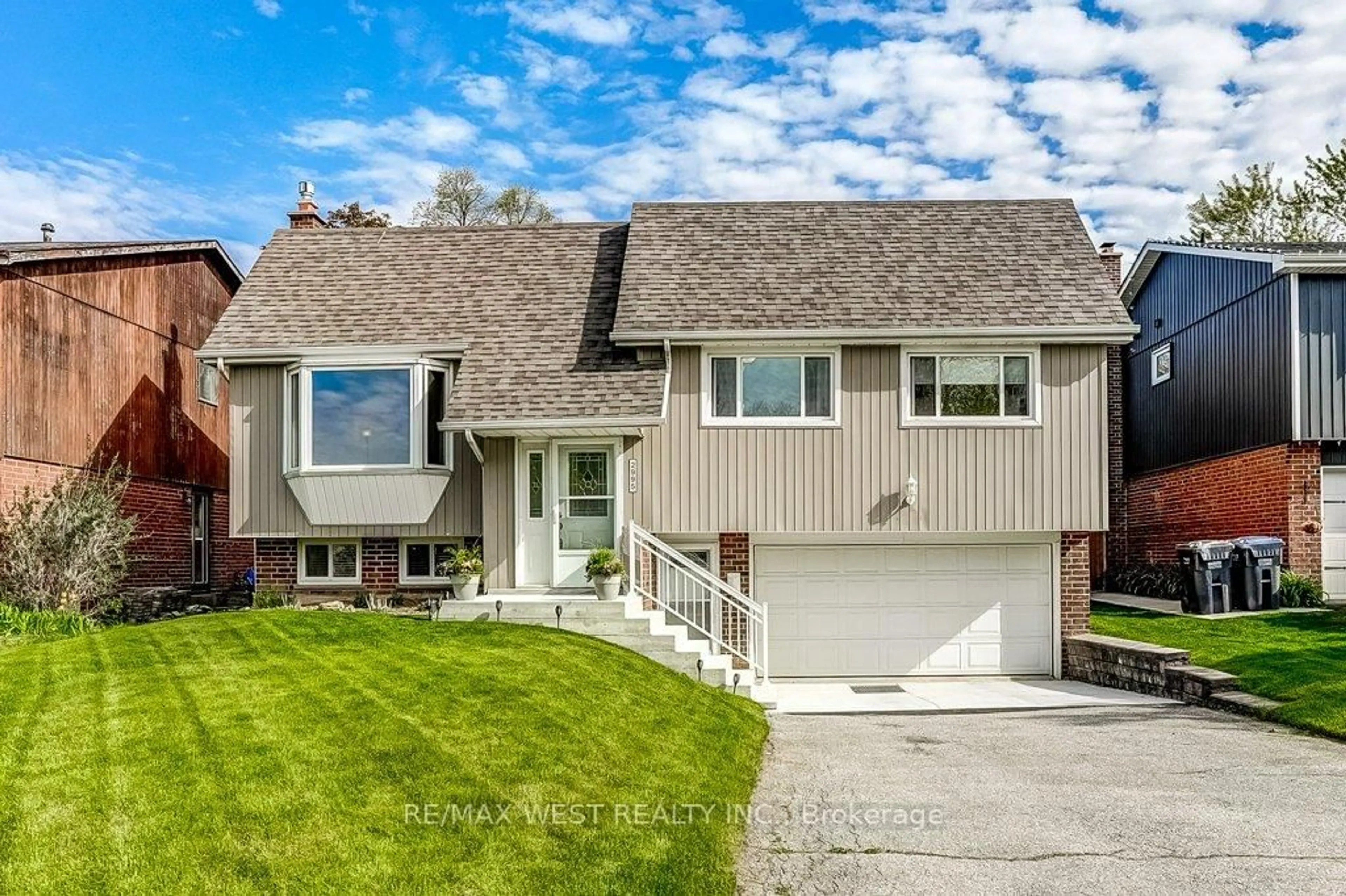 Home with vinyl exterior material, street for 2995 Saint Malo Circ, Mississauga Ontario L5N 1T1
