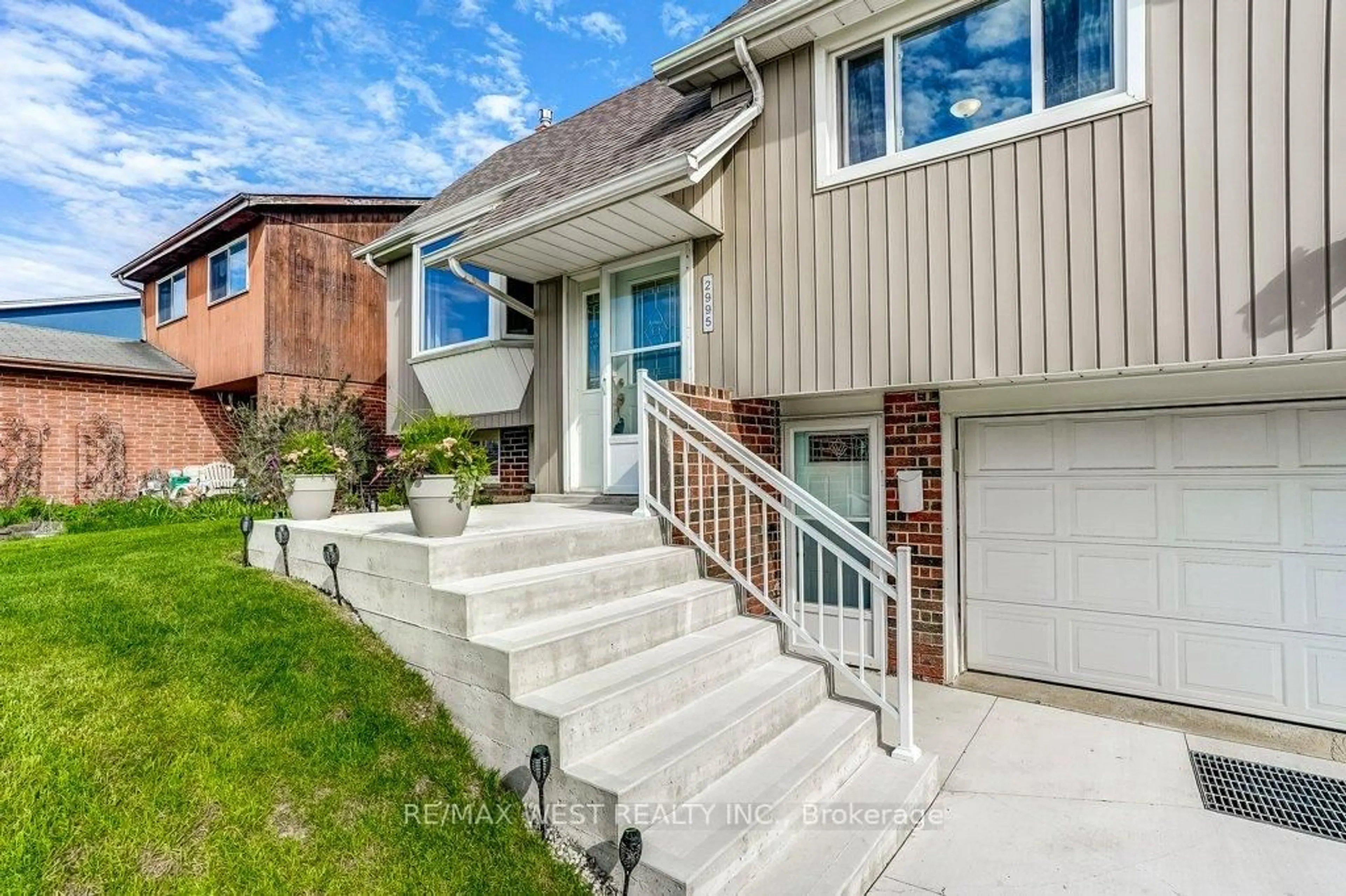 Home with brick exterior material, street for 2995 Saint Malo Circ, Mississauga Ontario L5N 1T1