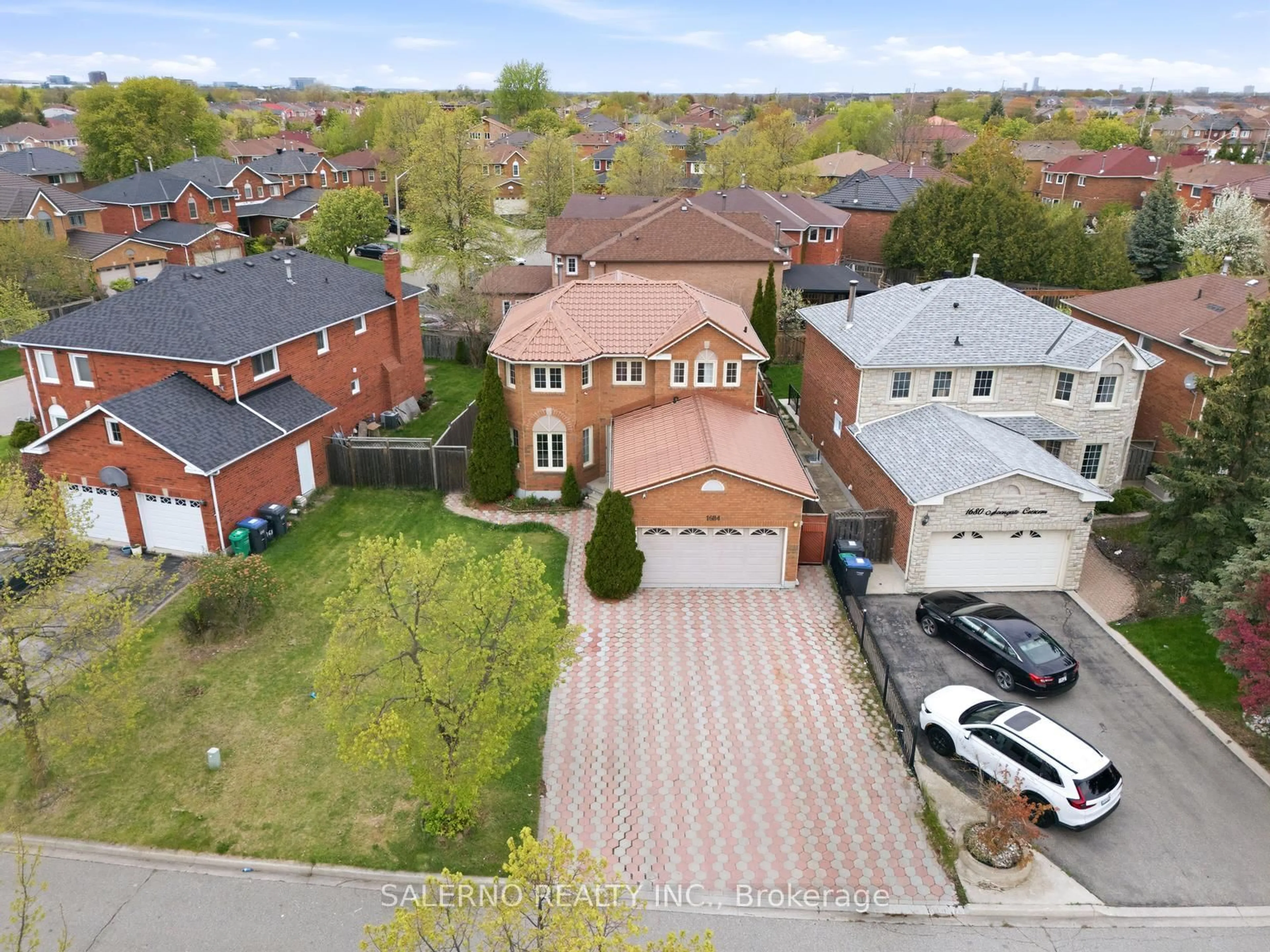 A pic from outside/outdoor area/front of a property/back of a property/a pic from drone, street for 1684 Moongate Cres, Mississauga Ontario L5M 4S9