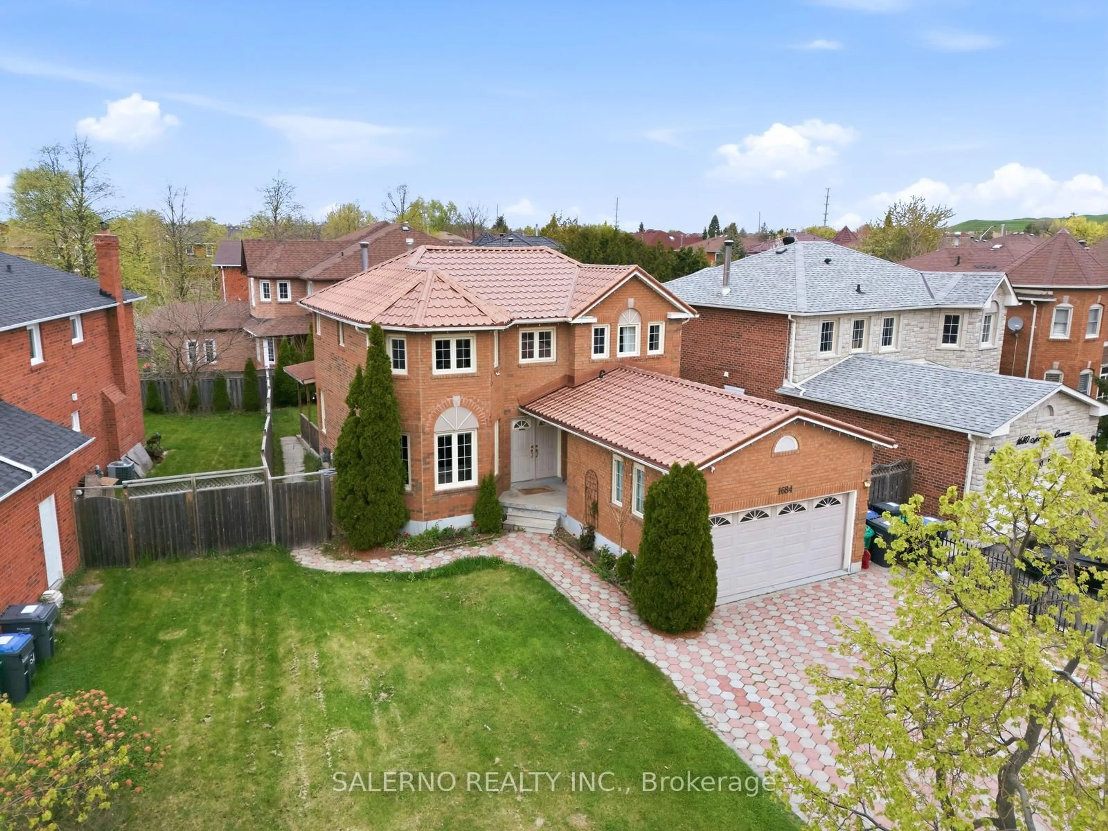 A pic from outside/outdoor area/front of a property/back of a property/a pic from drone, street for 1684 Moongate Cres, Mississauga Ontario L5M 4S9