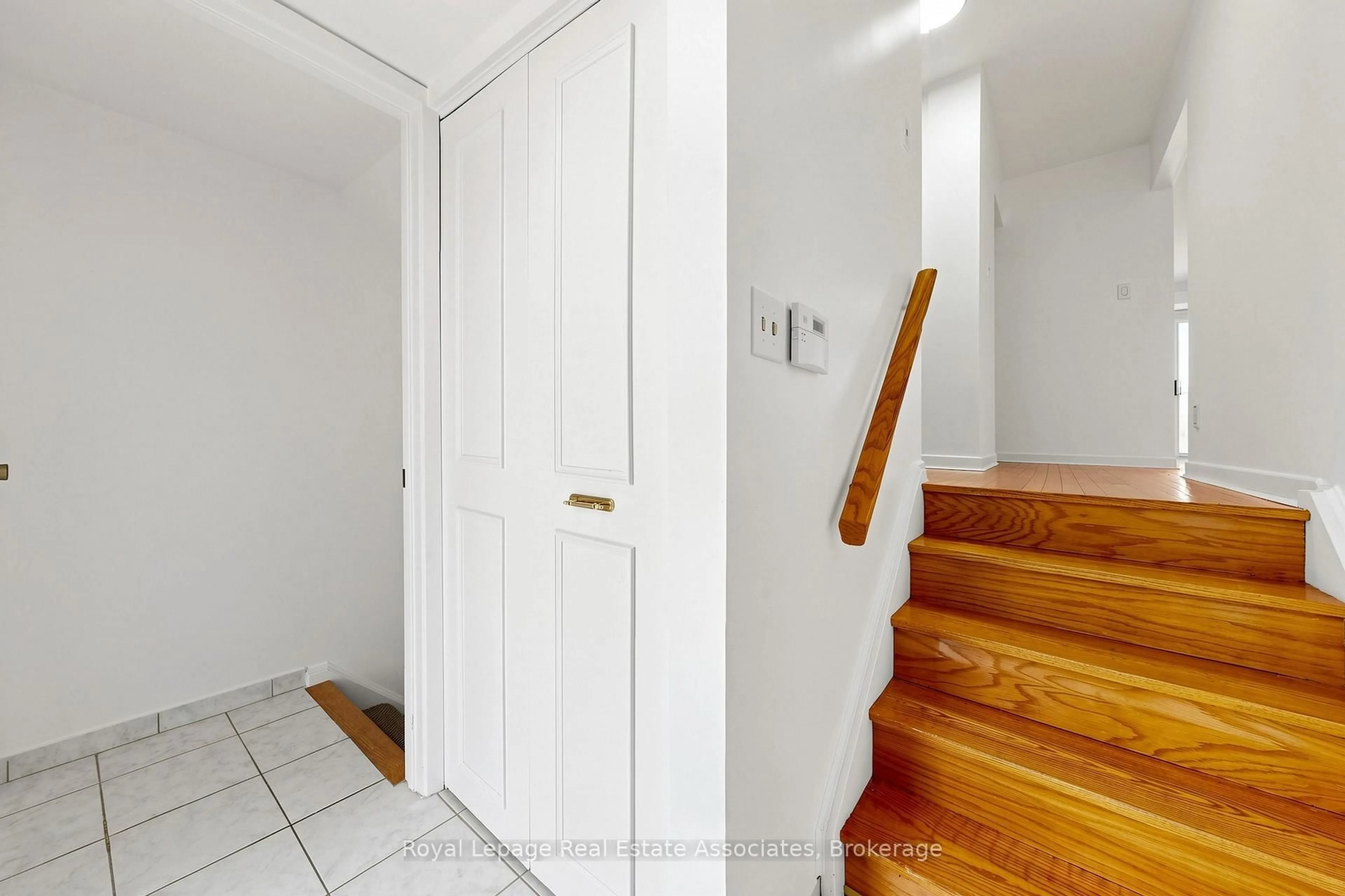 Indoor entryway for 600 Silver Creek Blvd #40, Mississauga Ontario L5A 2B4