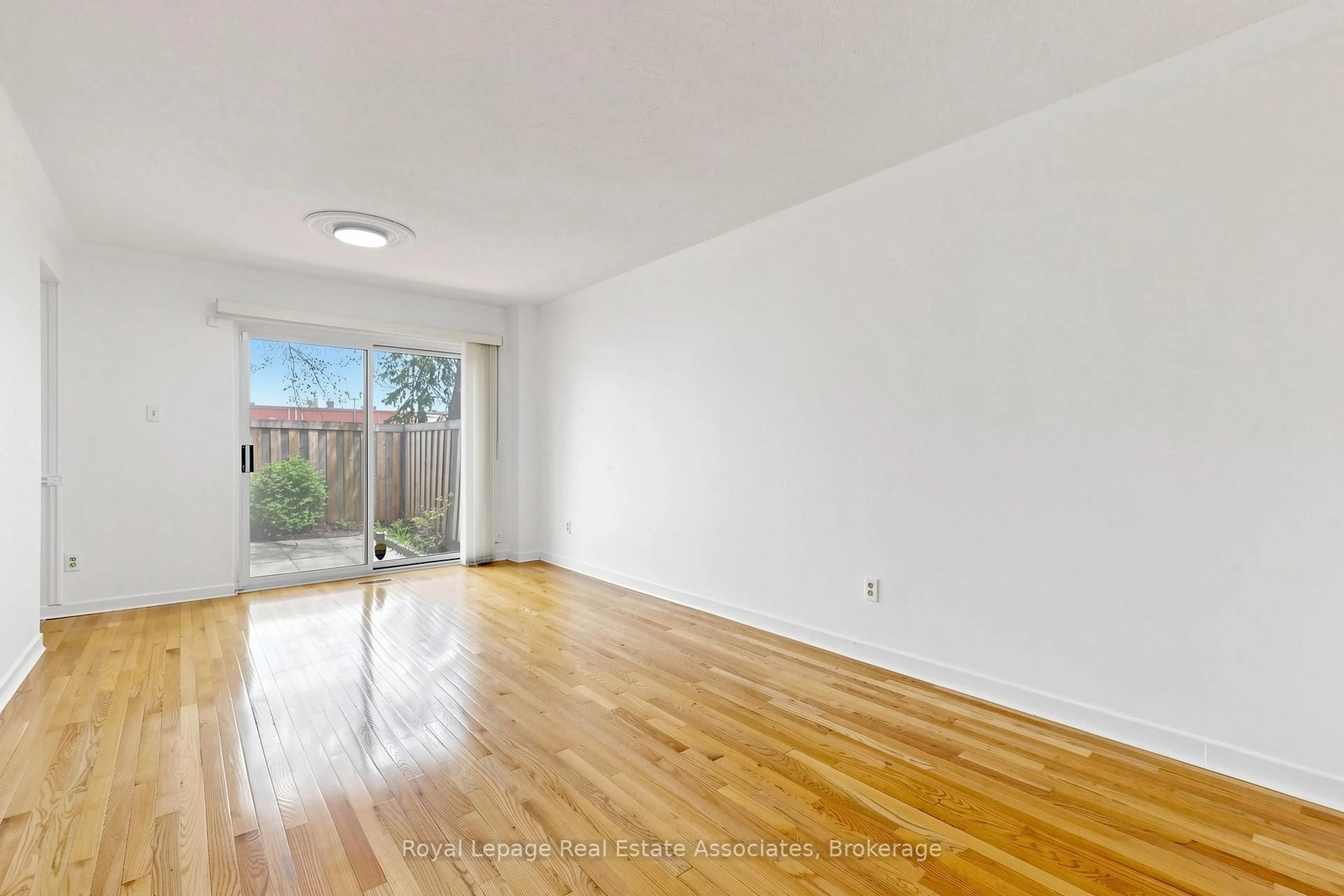 A pic of a room for 600 Silver Creek Blvd #40, Mississauga Ontario L5A 2B4