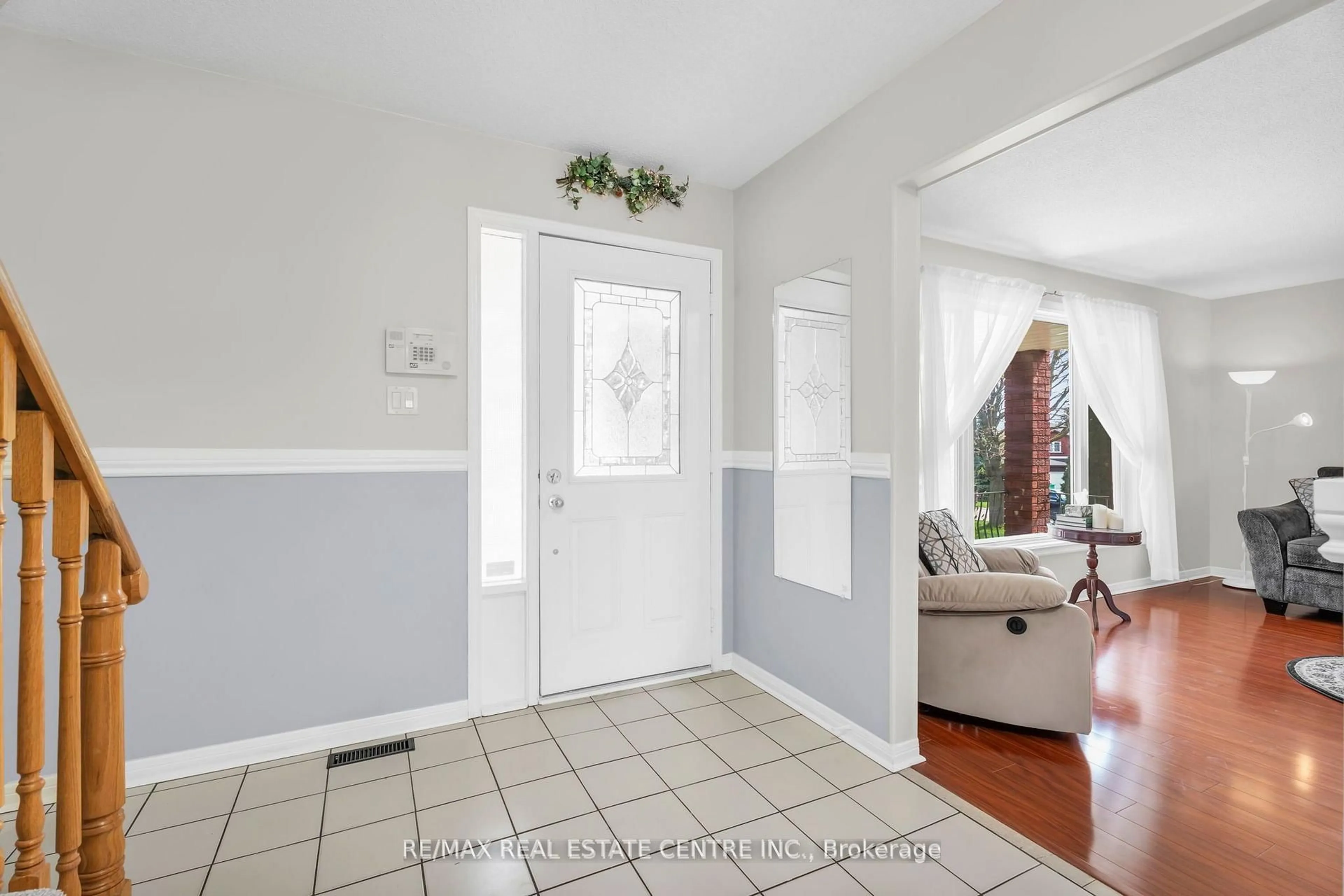 Indoor entryway for 255 Kensington Pl, Orangeville Ontario L9W 4G8