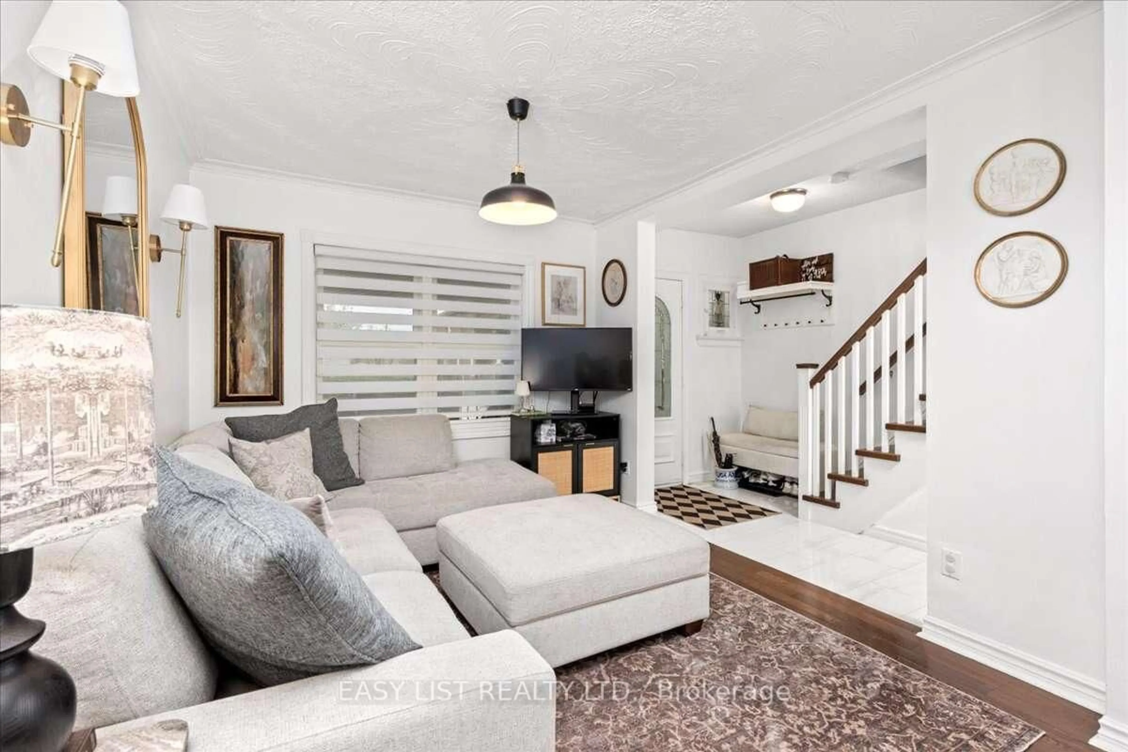 Living room with furniture, unknown for 140 Ascot Ave, Toronto Ontario M6E 1G4