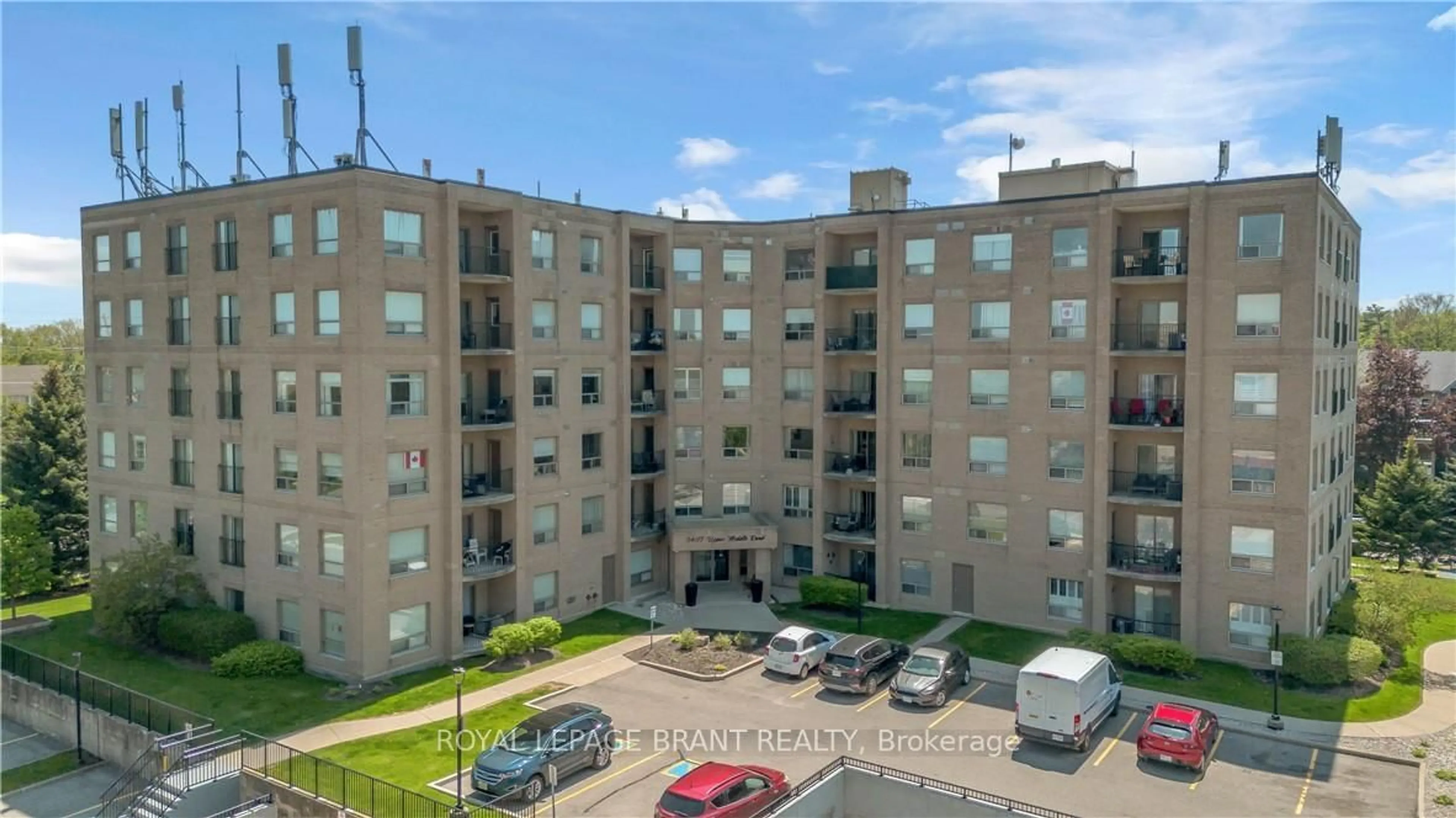 A pic from outside/outdoor area/front of a property/back of a property/a pic from drone, building for 3497 Upper Middle Rd #105, Burlington Ontario L7M 4T6