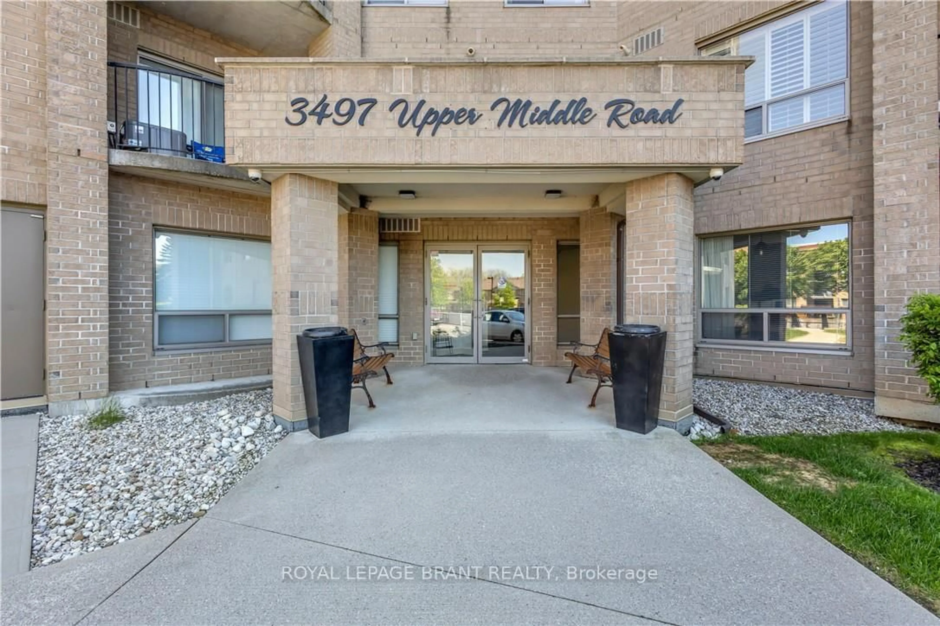 Indoor foyer for 3497 Upper Middle Rd #105, Burlington Ontario L7M 4T6