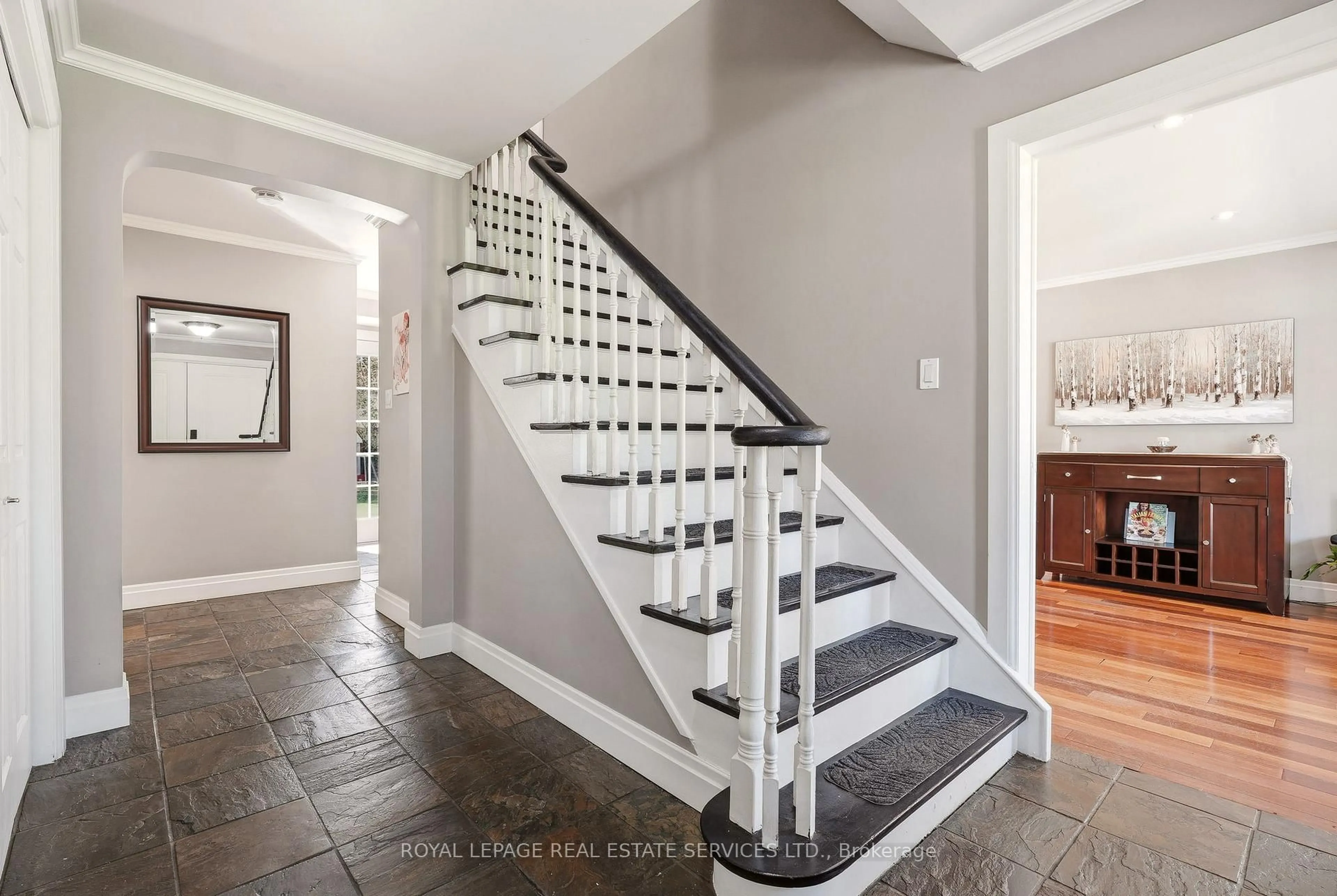 Stairs for 1264 Baldwin Dr, Oakville Ontario L6J 2W5