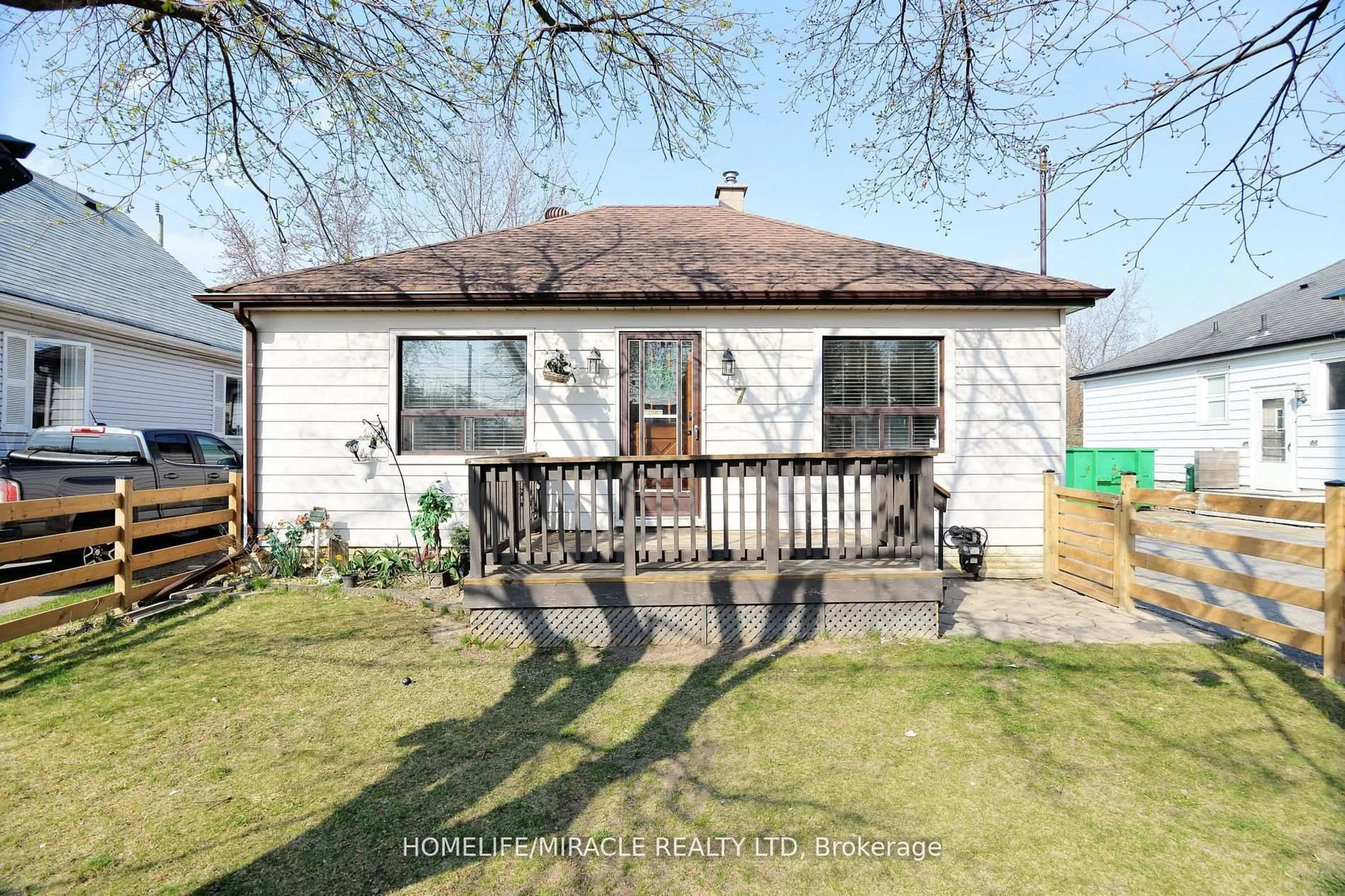 A pic from outside/outdoor area/front of a property/back of a property/a pic from drone, street for 7 Sophia St, Brampton Ontario L6V 1T8