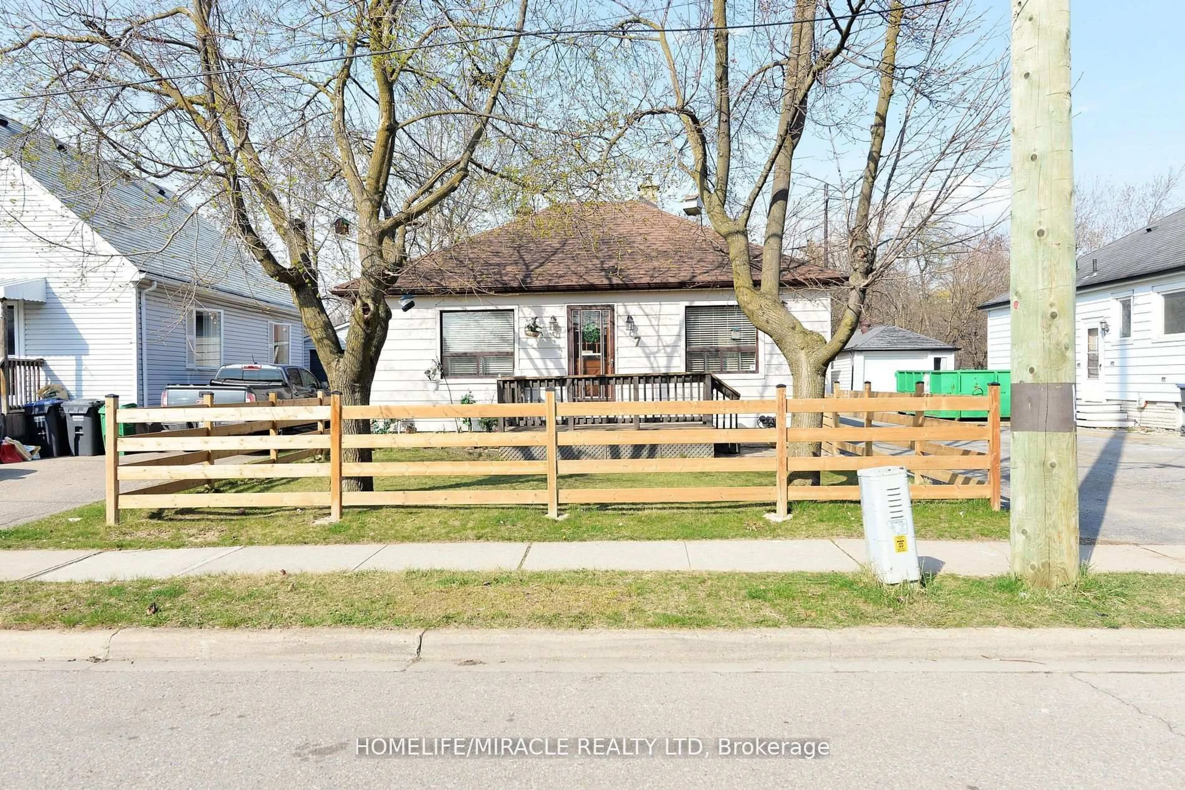 Shed for 7 Sophia St, Brampton Ontario L6V 1T8