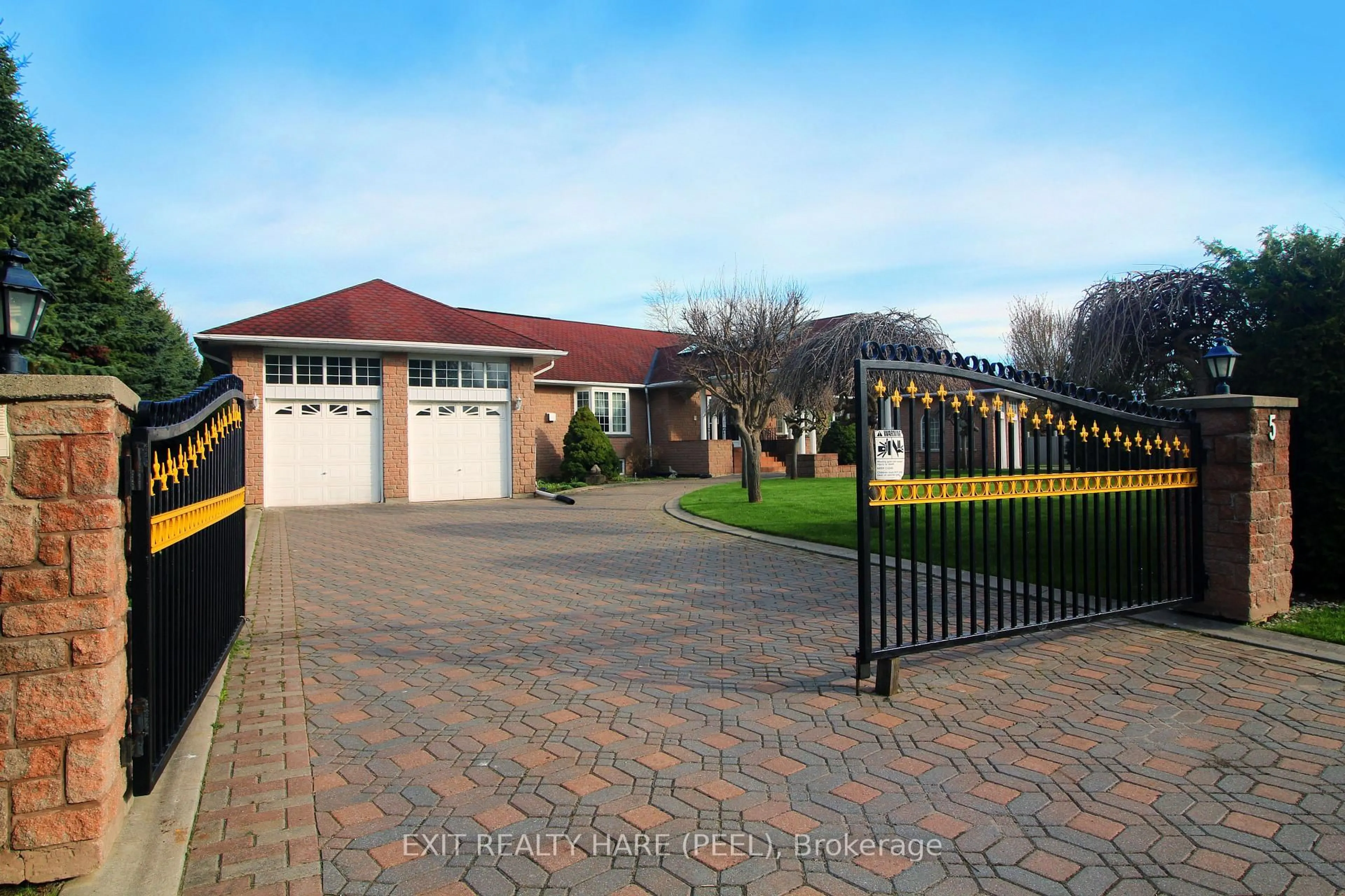 A pic from outside/outdoor area/front of a property/back of a property/a pic from drone, street for 5 Glenbrook Blvd, Brampton Ontario L6P 0N6