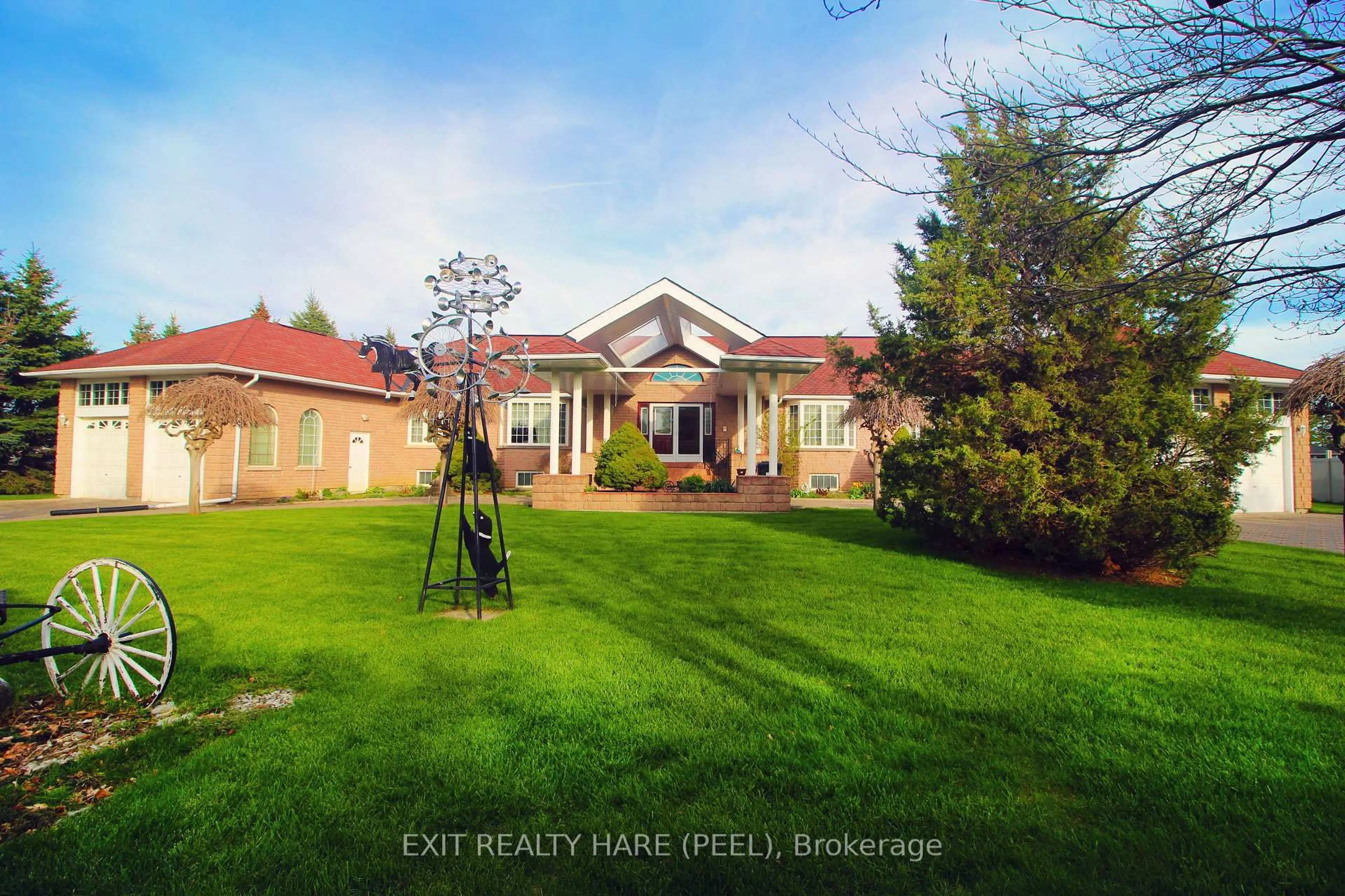 A pic from outside/outdoor area/front of a property/back of a property/a pic from drone, unknown for 5 Glenbrook Blvd, Brampton Ontario L6P 0N6