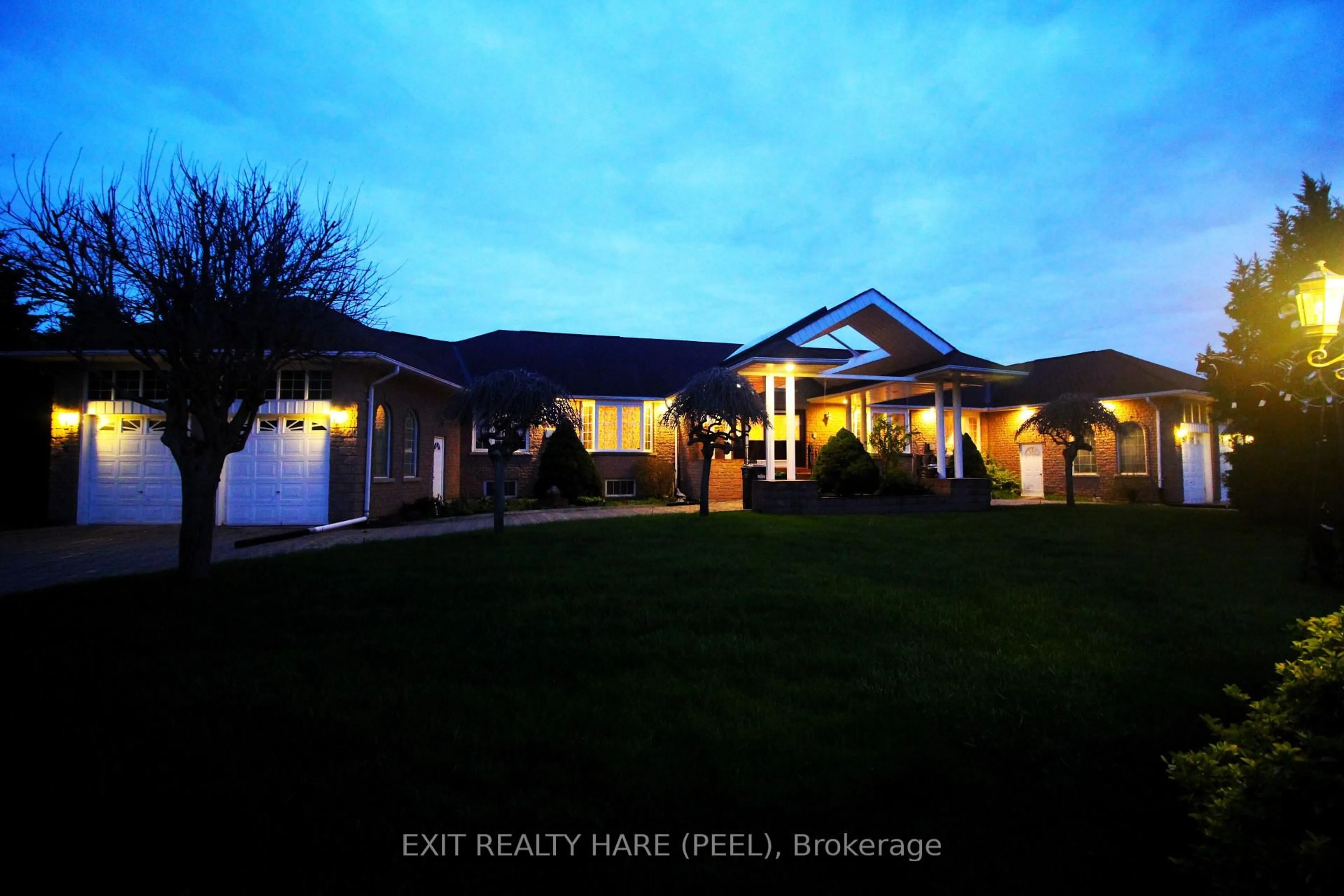A pic from outside/outdoor area/front of a property/back of a property/a pic from drone, unknown for 5 Glenbrook Blvd, Brampton Ontario L6P 0N6