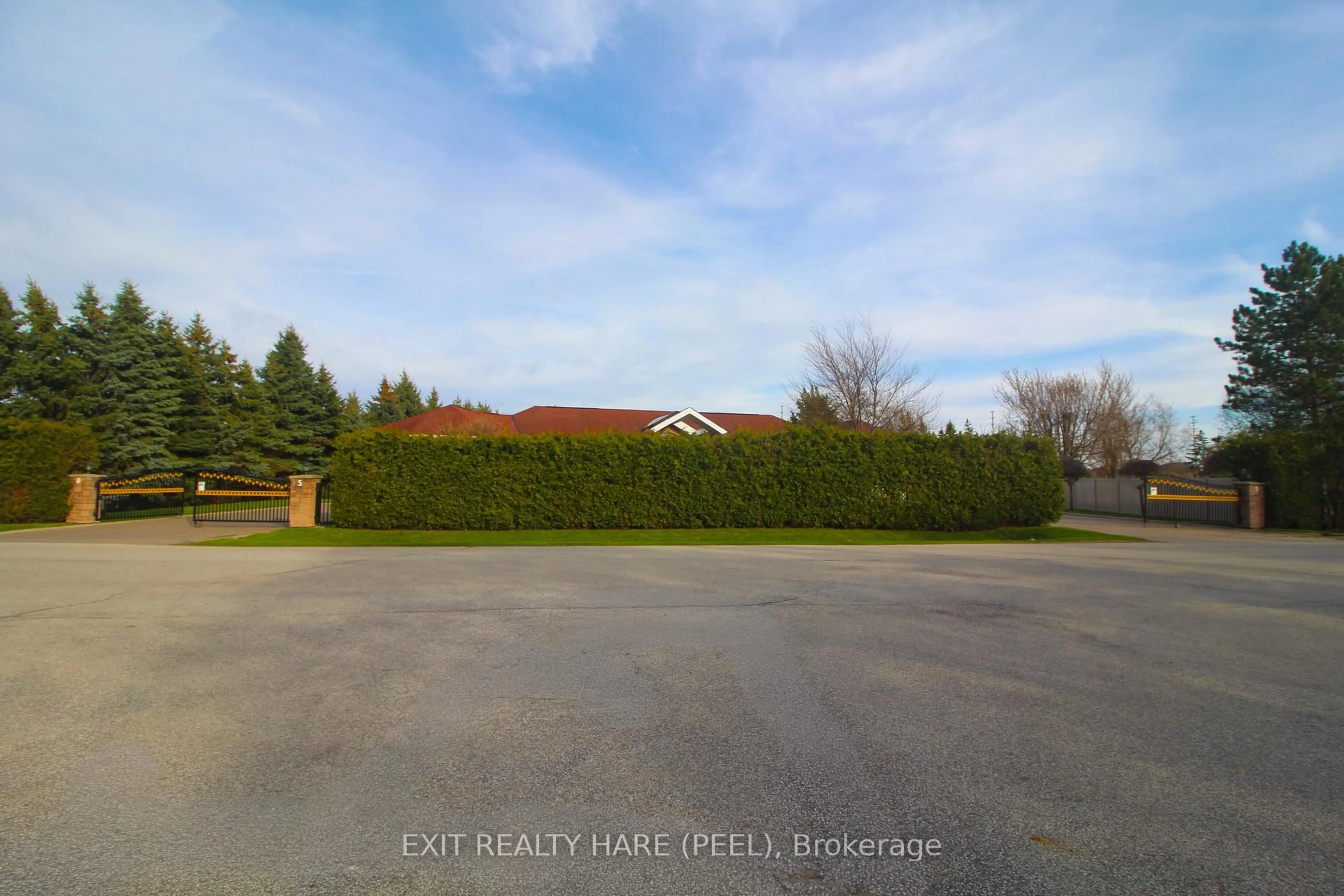 A pic from outside/outdoor area/front of a property/back of a property/a pic from drone, unknown for 5 Glenbrook Blvd, Brampton Ontario L6P 0N6