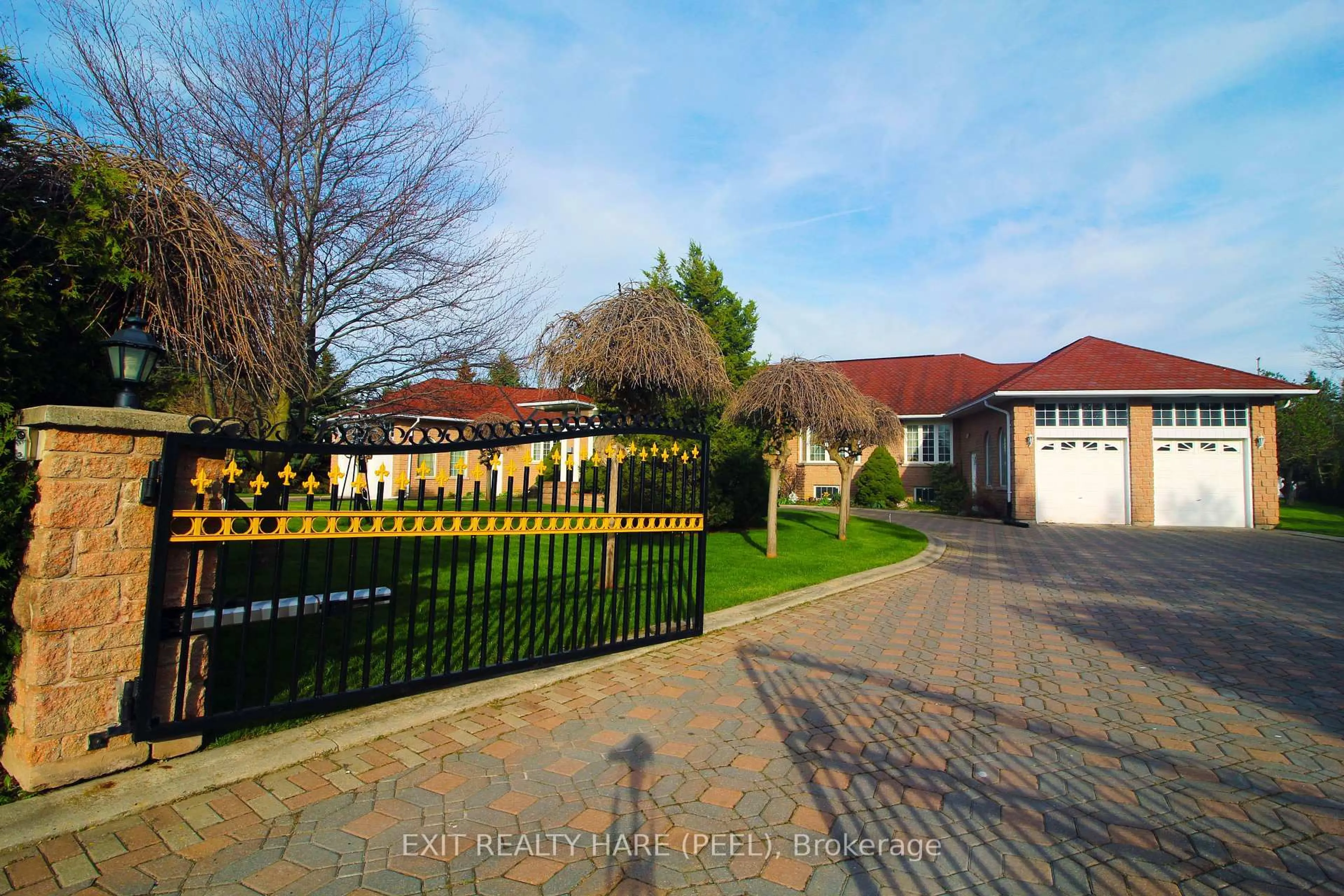 A pic from outside/outdoor area/front of a property/back of a property/a pic from drone, street for 5 Glenbrook Blvd, Brampton Ontario L6P 0N6