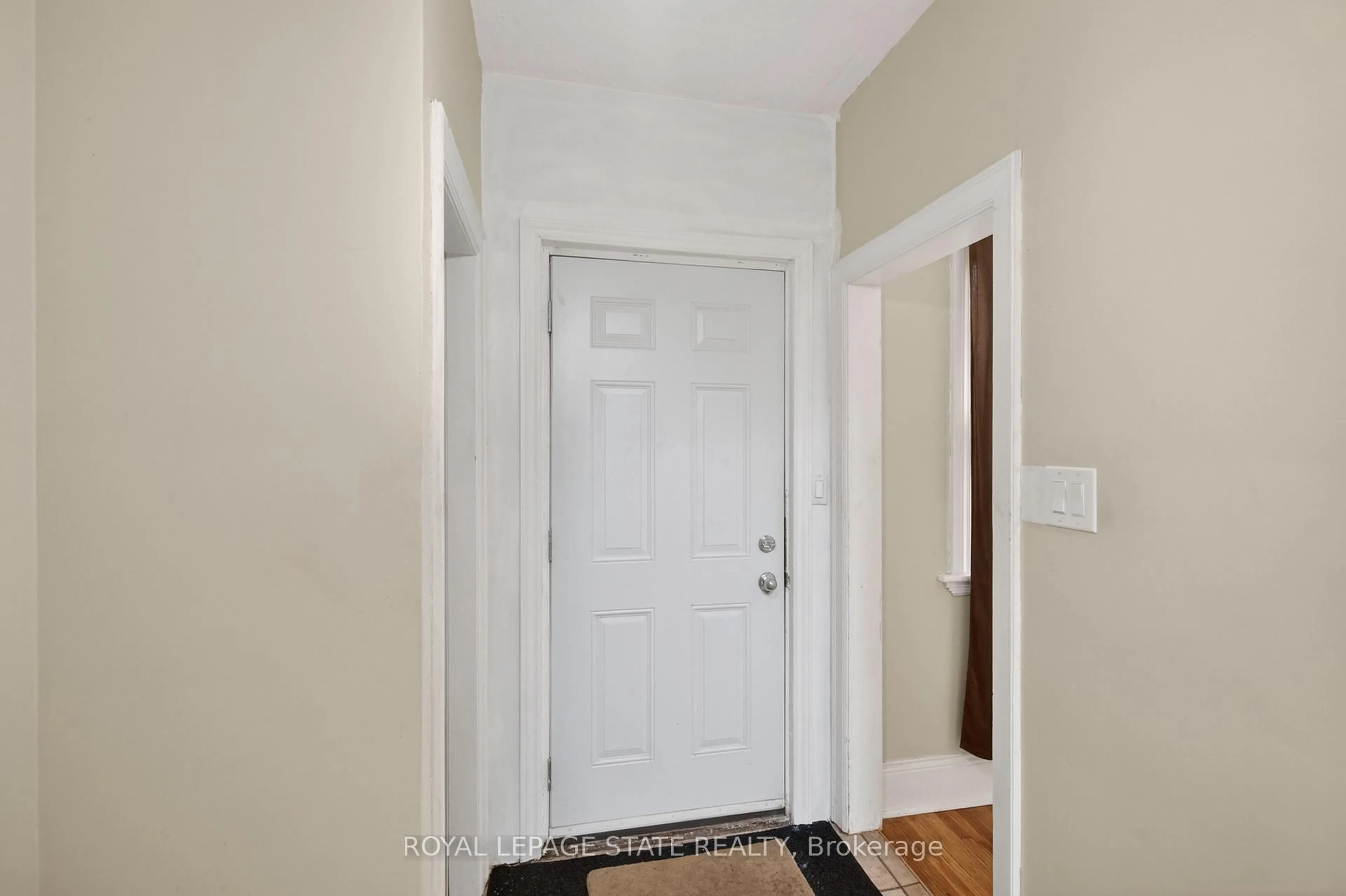 Indoor entryway for 893 Lasalle Park Rd, Burlington Ontario L7T 1M6