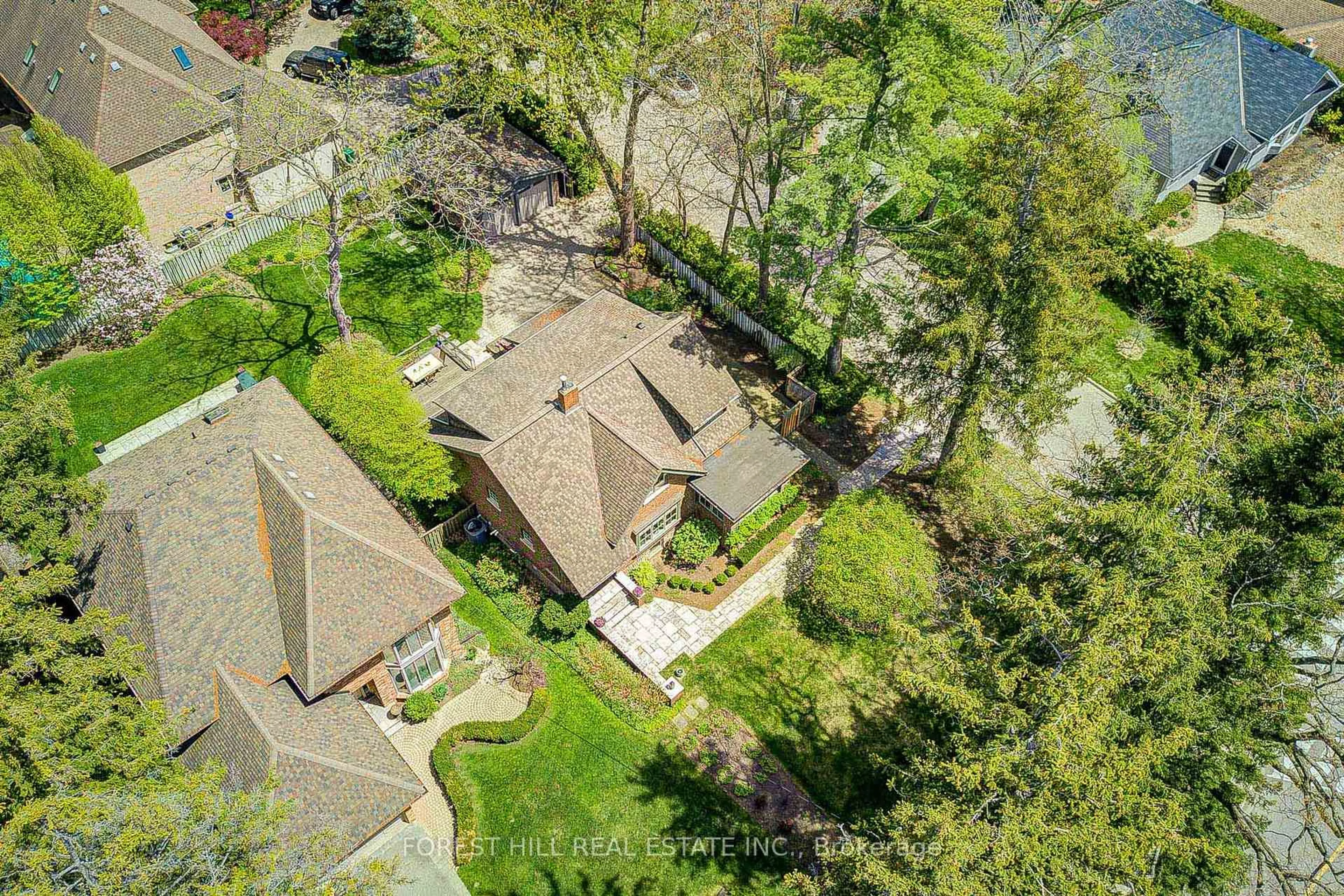 A pic from outside/outdoor area/front of a property/back of a property/a pic from drone, unknown for 1381 Lorne Park Rd, Mississauga Ontario L5H 3B2