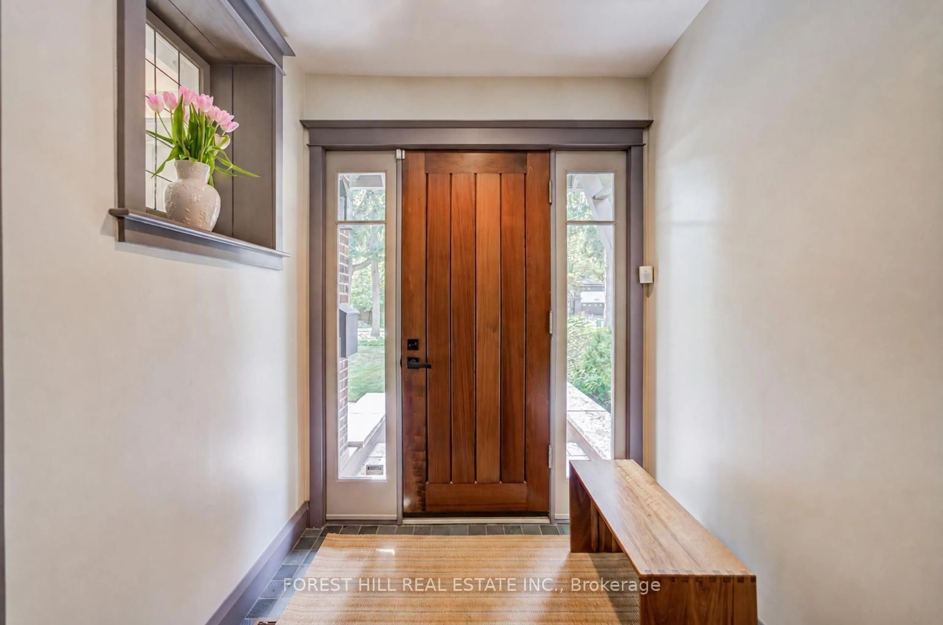 Indoor entryway for 1381 Lorne Park Rd, Mississauga Ontario L5H 3B2