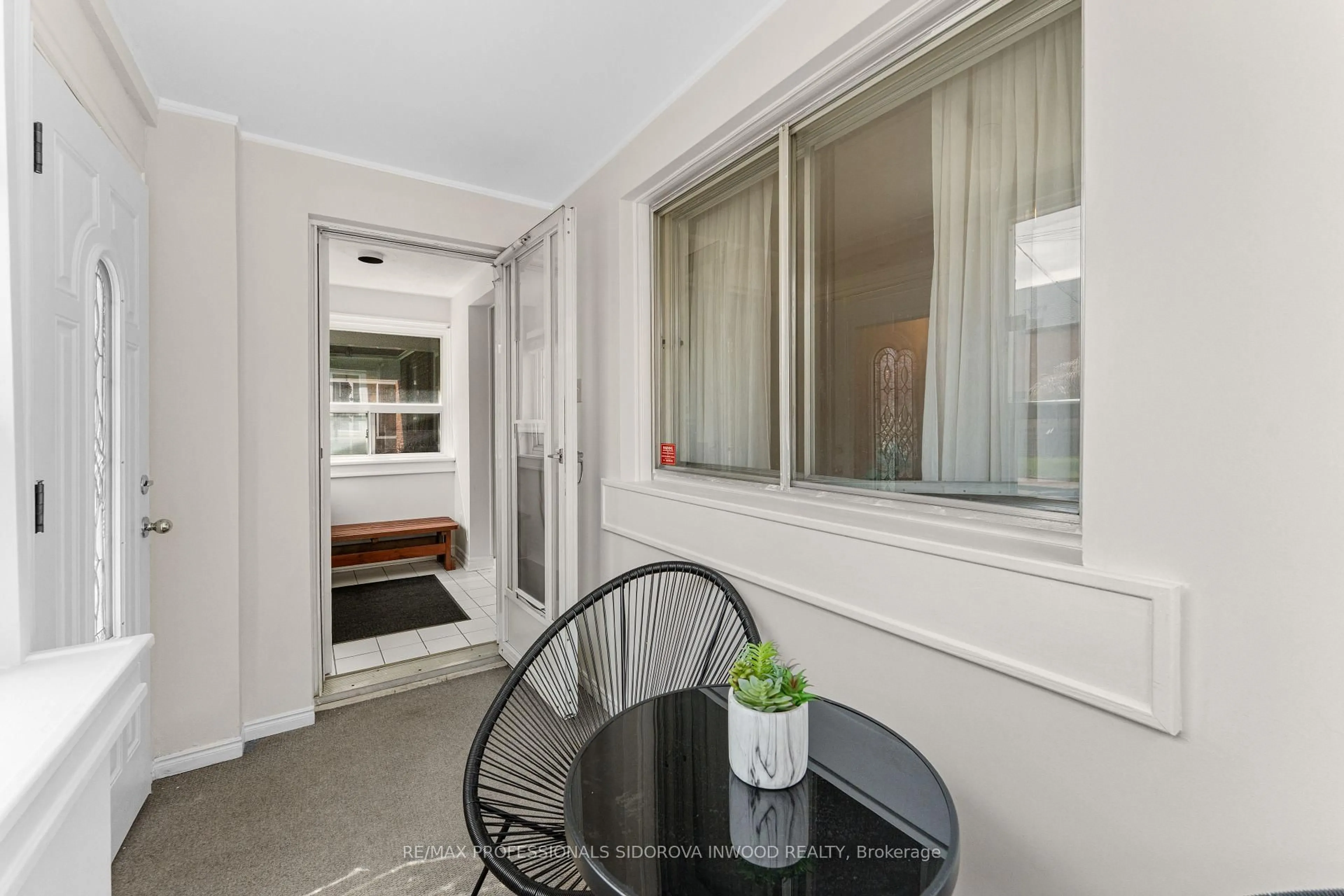 Indoor entryway for 580 Willard Ave, Toronto Ontario M6S 3S2