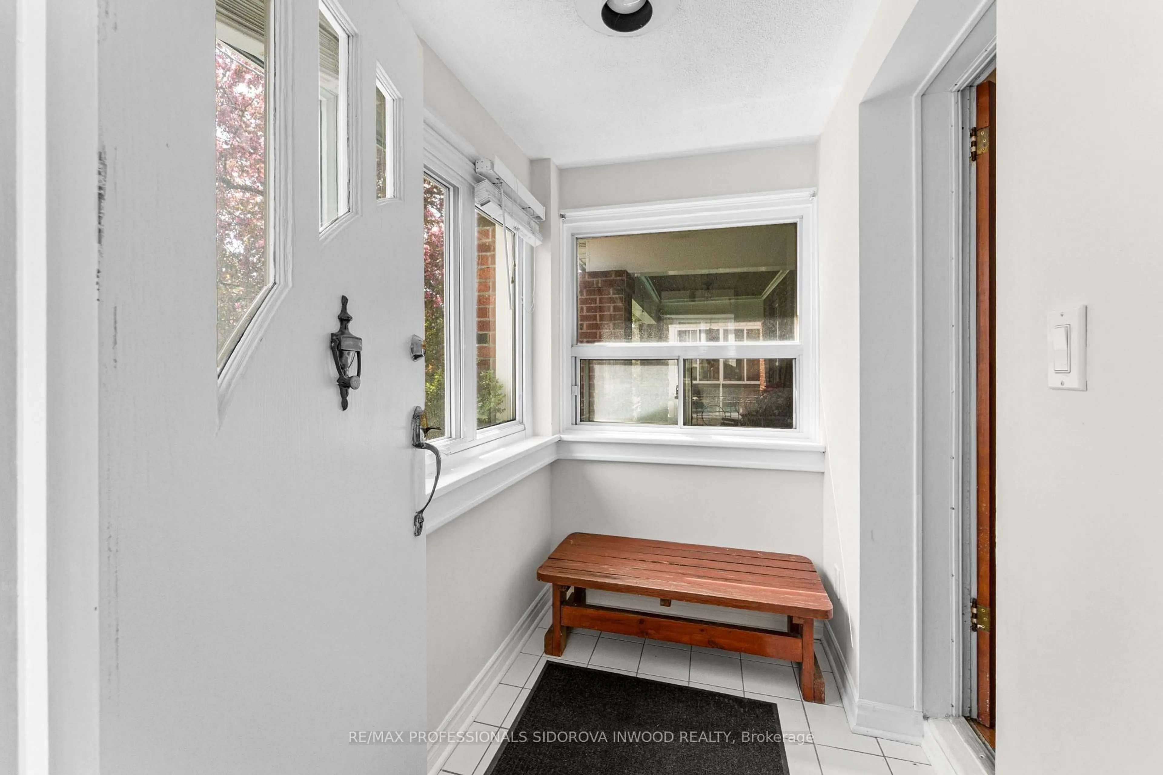 Indoor entryway for 580 Willard Ave, Toronto Ontario M6S 3S2