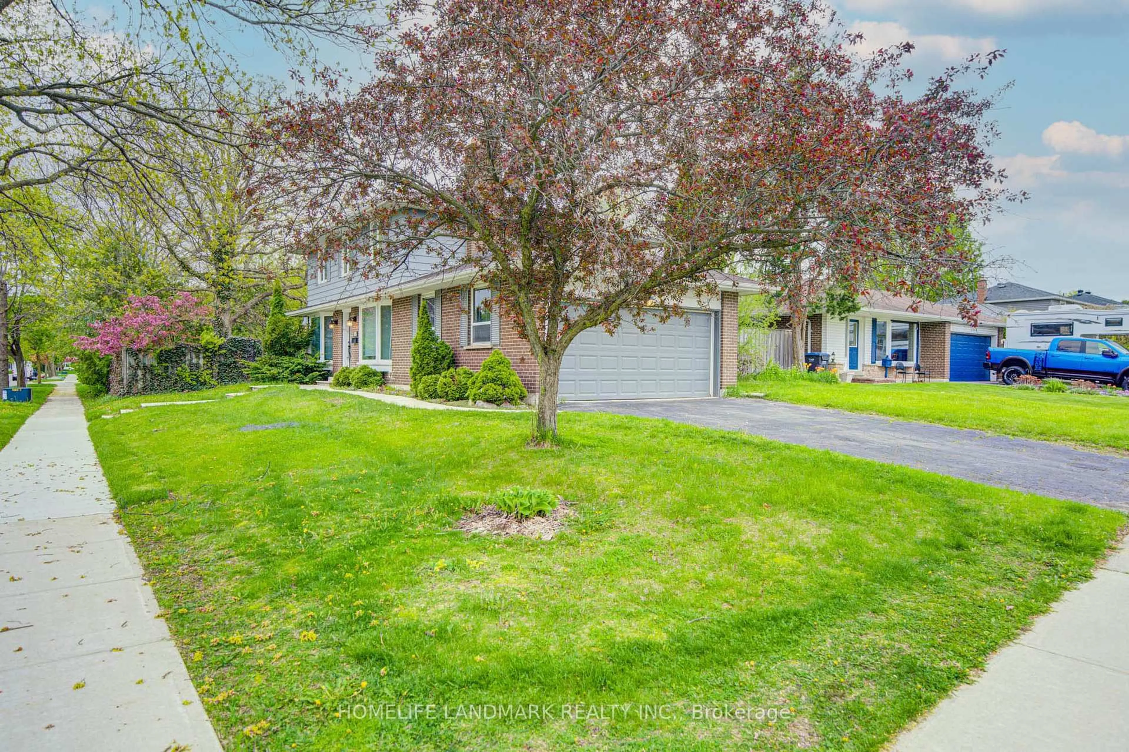 A pic from outside/outdoor area/front of a property/back of a property/a pic from drone, street for 2532 Renzoni Rd, Mississauga Ontario L5K 1W9